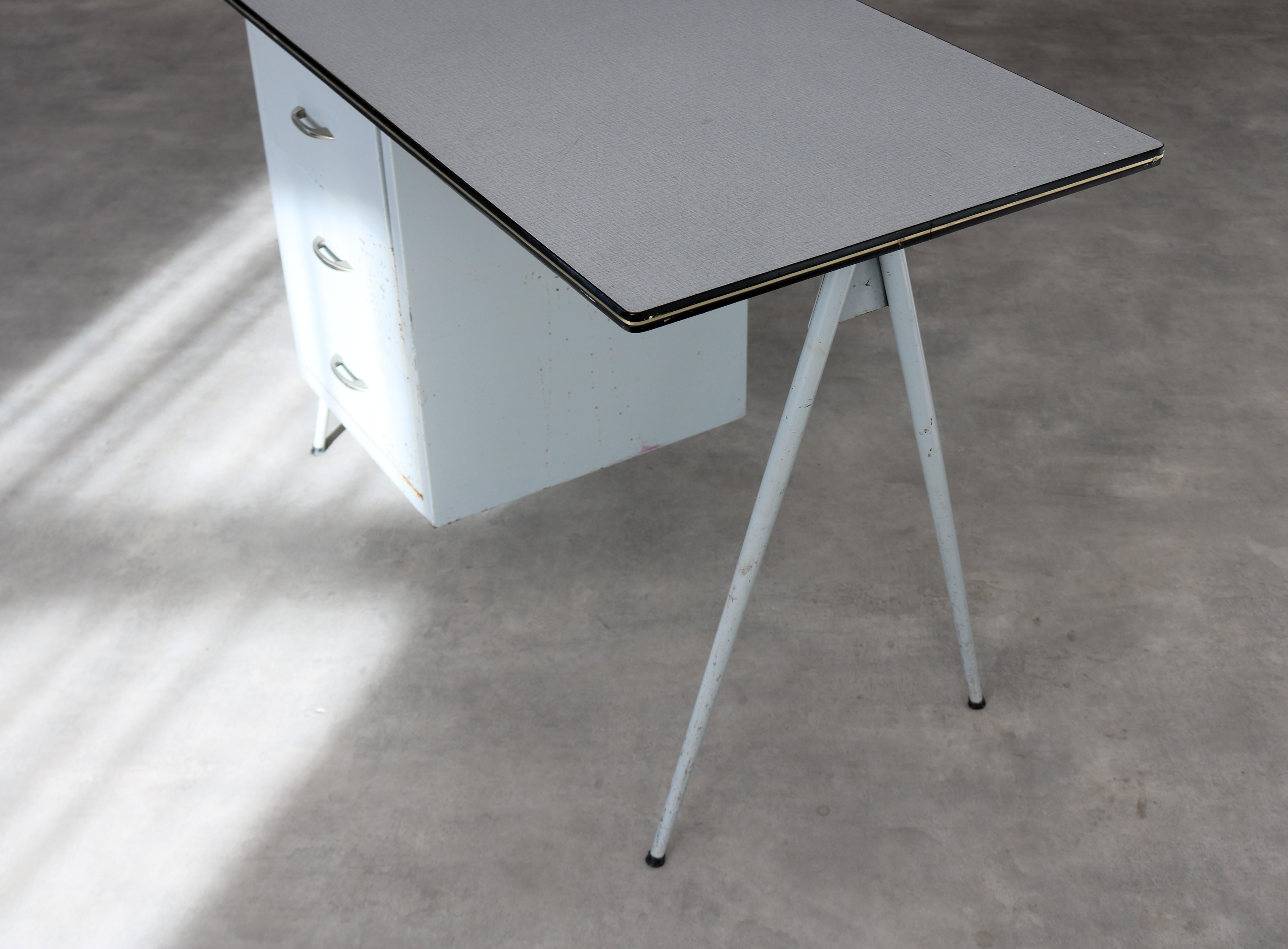 Scrivania vintage  industriale  1970s  scrivania in vendita 2