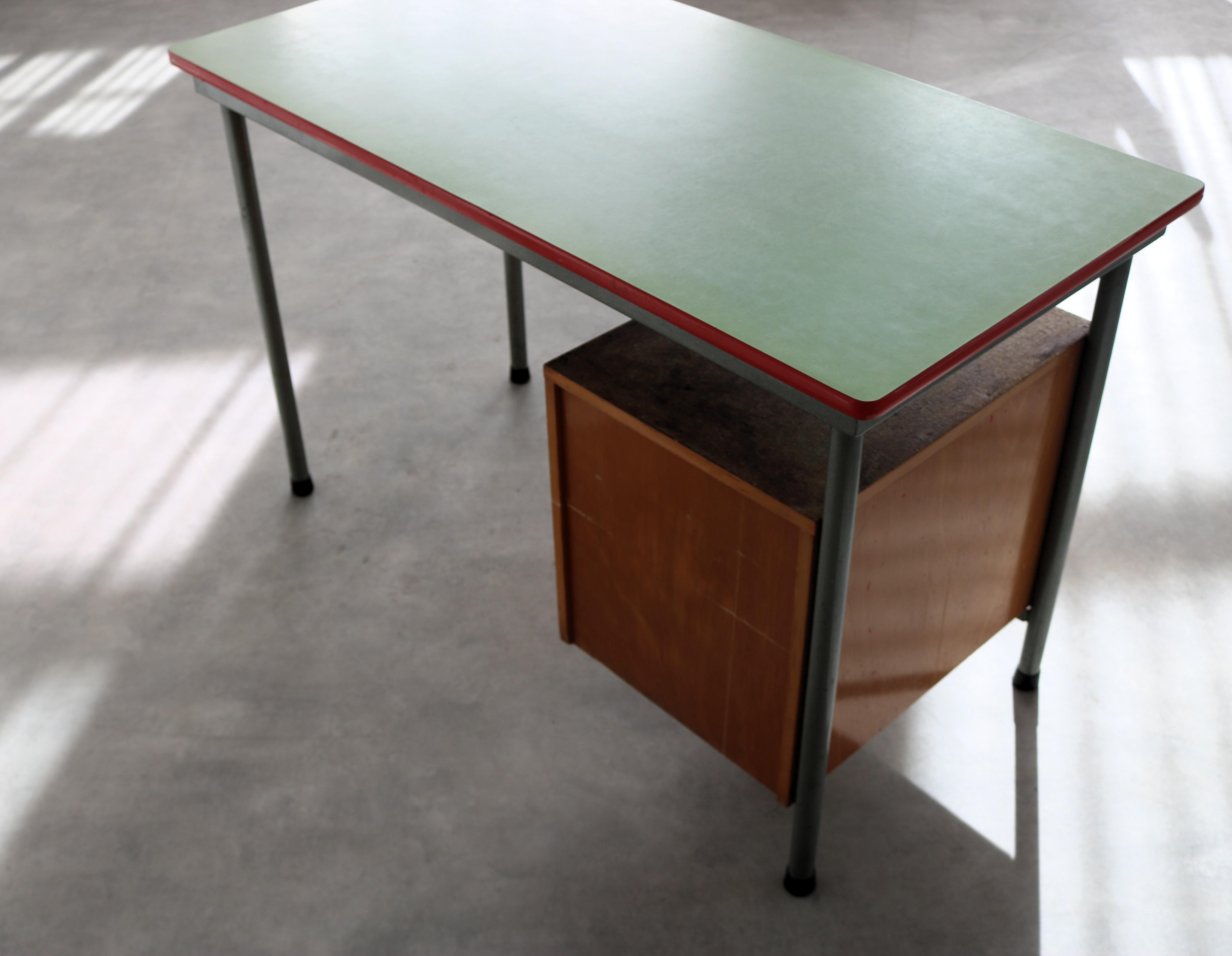 Scrivania vintage  industriale  1970s  scrivania in vendita 3