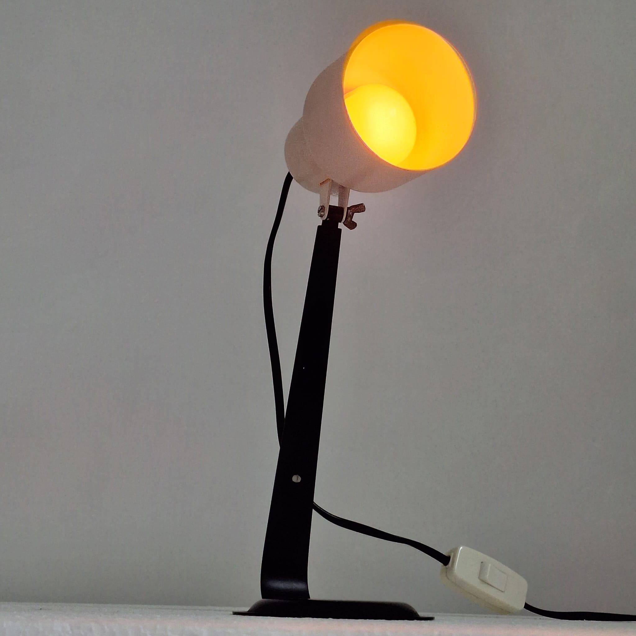Une belle lampe de bureau vintage des années 1970, fabriquée aux Pays-Bas. L'abat-jour est orientable.

Grâce à son design rétro du milieu du siècle, cette lampe trouve sa place sur un bureau ou une table de nuit.

H 30, diamètre de la base 11,