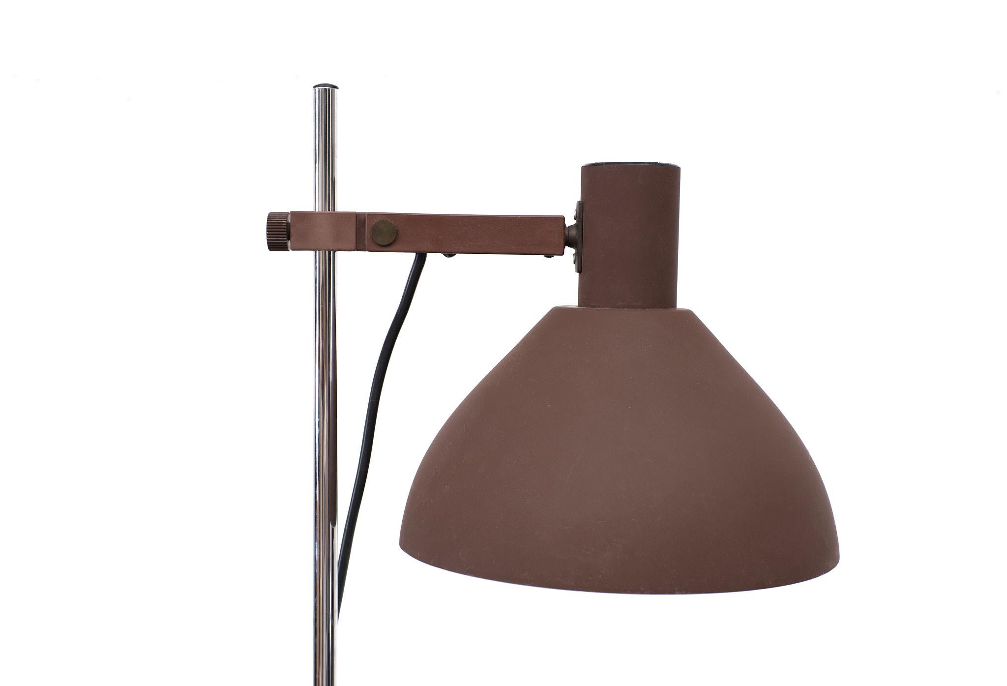 Very nice Desk lamp .Chrome on steel base and upright .Comes with a Mocha Brown 
color shade ,typical for that time . Adjustable in height . One large E27 bulb needed .

