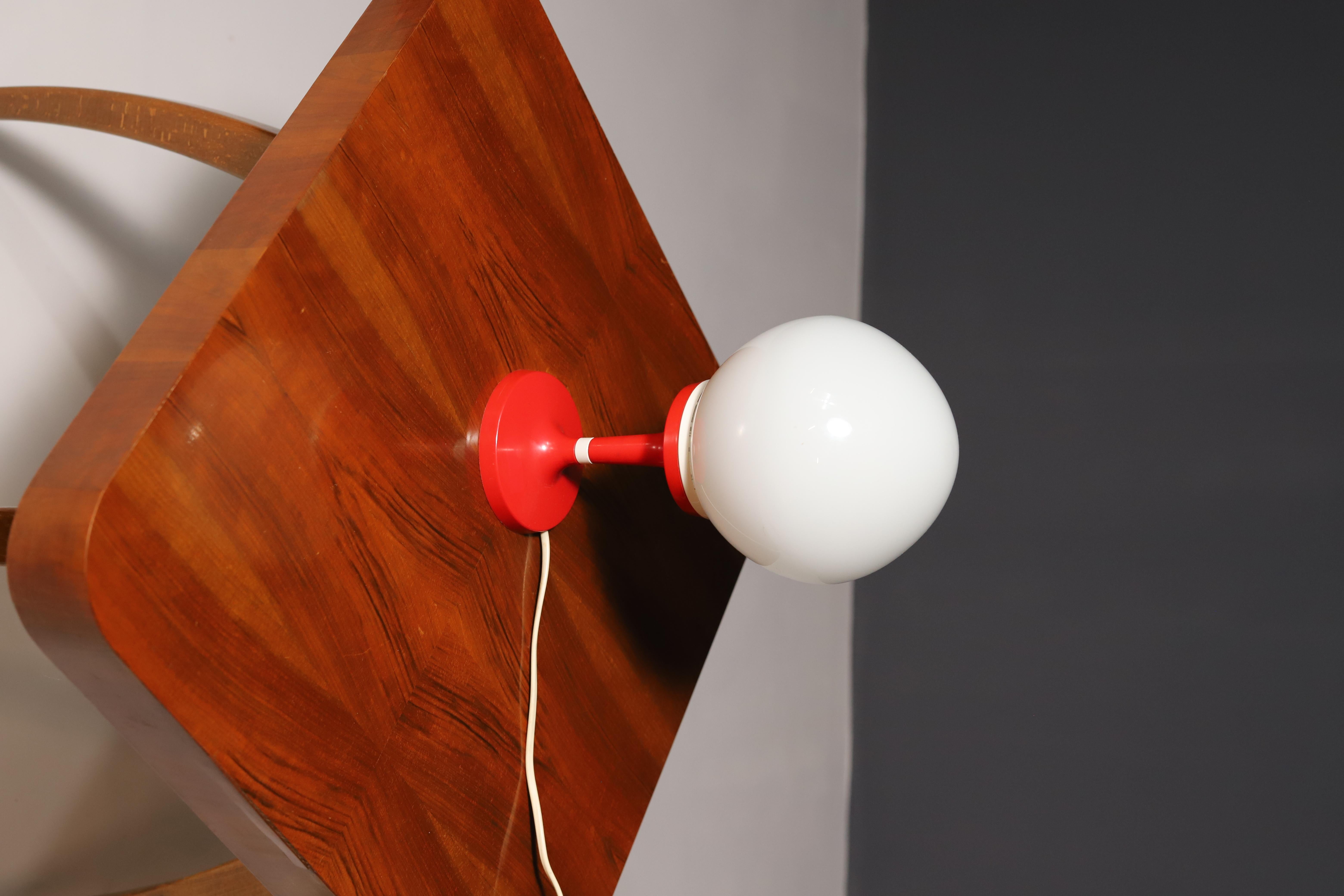 Diese Leuchte wurde von Karel Volf in den frühen 1970er Jahren entworfen und von OS Valašské Meziříčí hergestellt. Es besteht aus Glas und Kunststoff. Die Lampe hat ein sehr angenehmes gedämpftes Licht und kann auch als interessante Dekoration