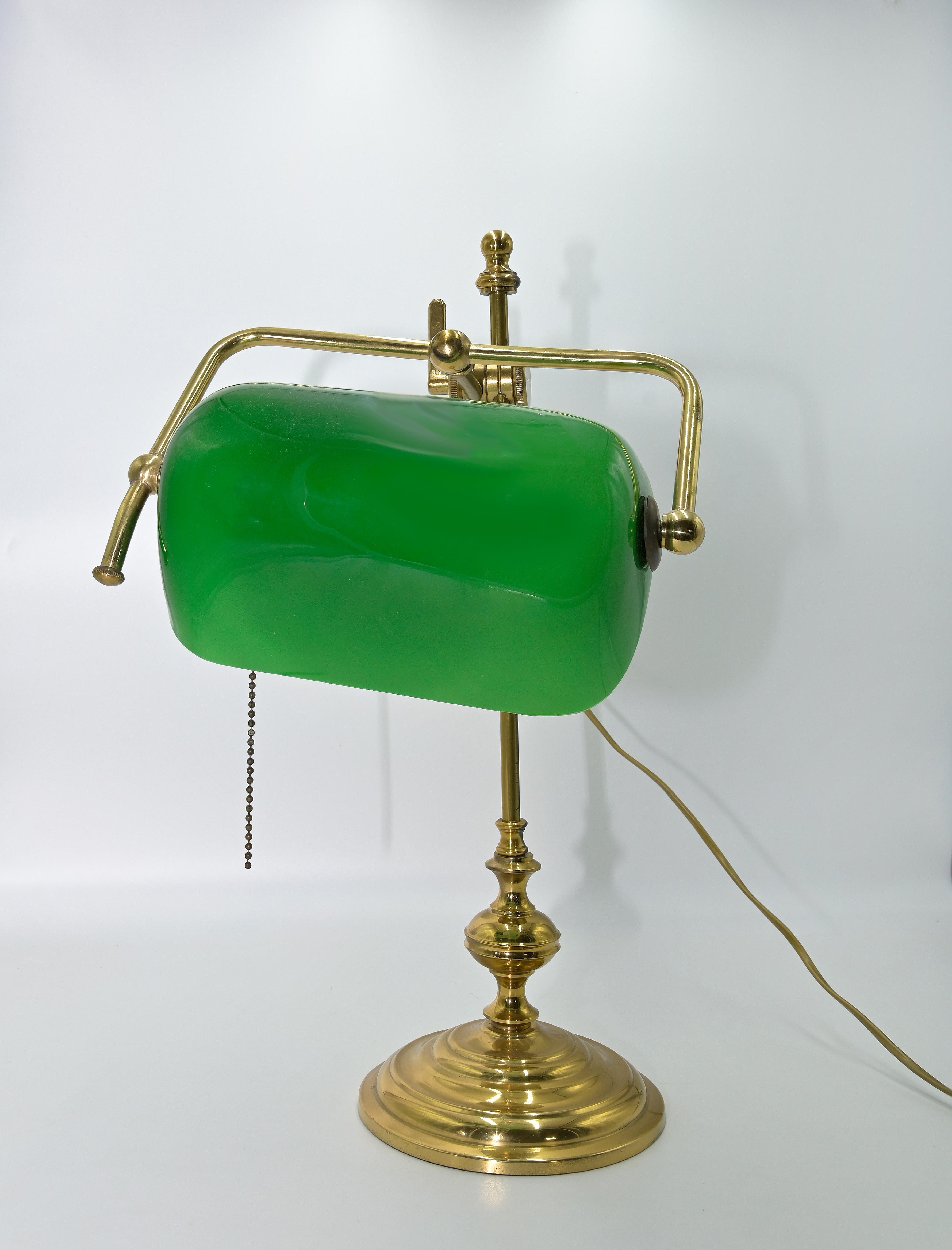 Lampe de bureau en laiton avec abat-jour en verre vert, présentant un design Art déco haut de gamme, Italie années 1980.

H47 D26 cm. 

Bonnes conditions.
