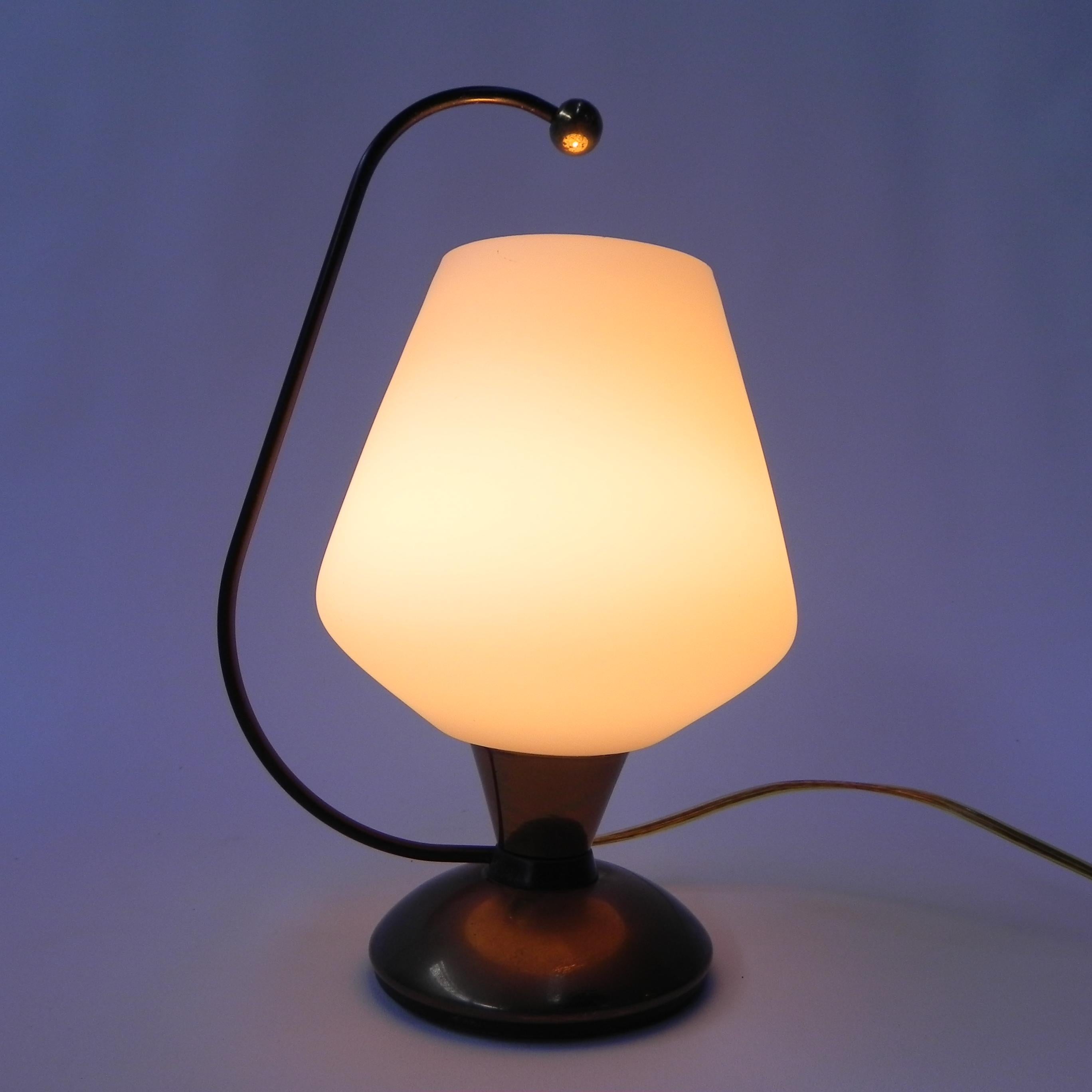 Height: 32 cm.
Width: 19 cm.
Depth: 16 cm (= Ø glass shade).
Glass shade height: 16 cm.
This lamp has a large bulb holder (E27).
Origin: Italy, 1950s.
Material: glass / steel / brass.
All our lamps are suitable for LED lamps.