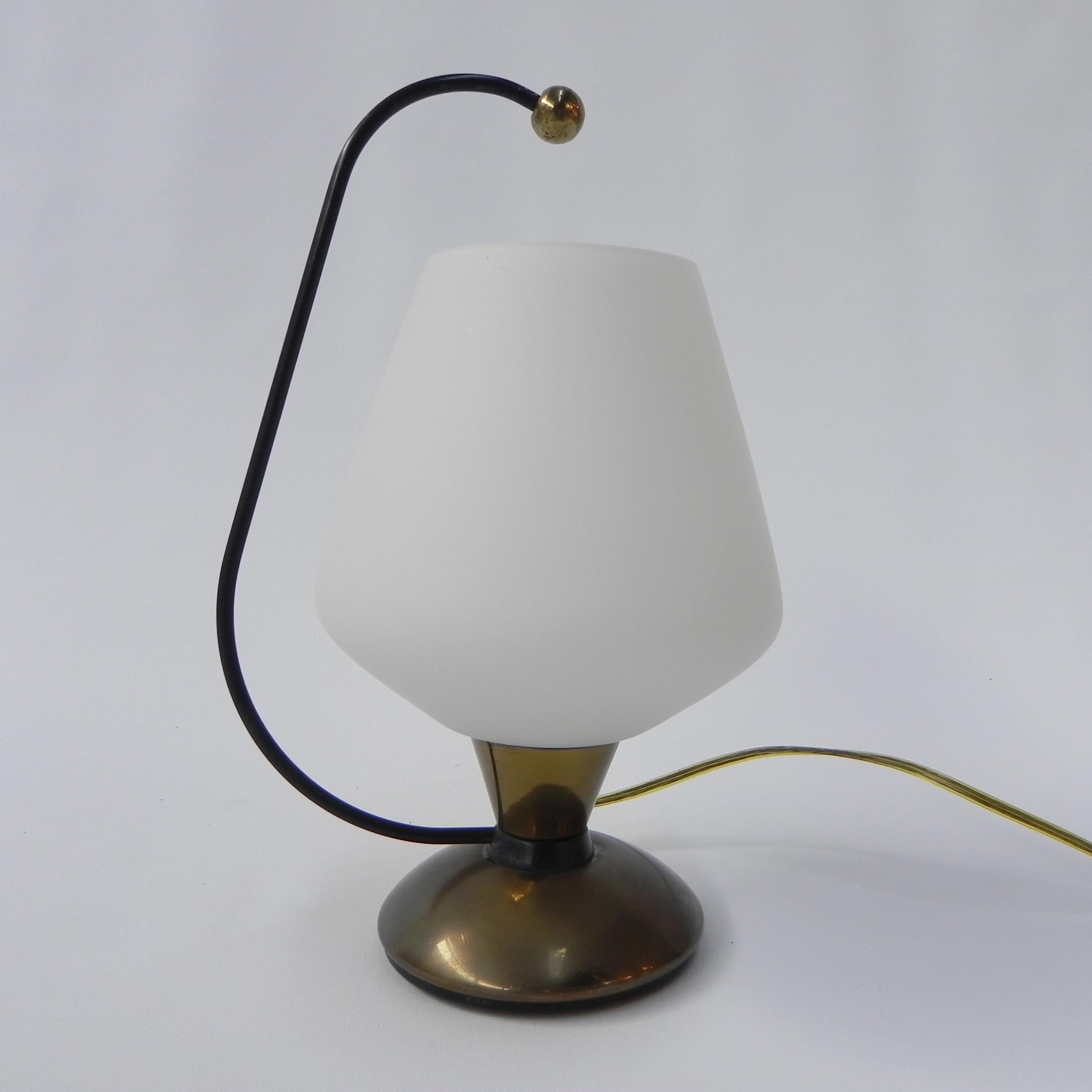 italien Lampe de bureau vintage avec abat-jour en verre blanc en vente