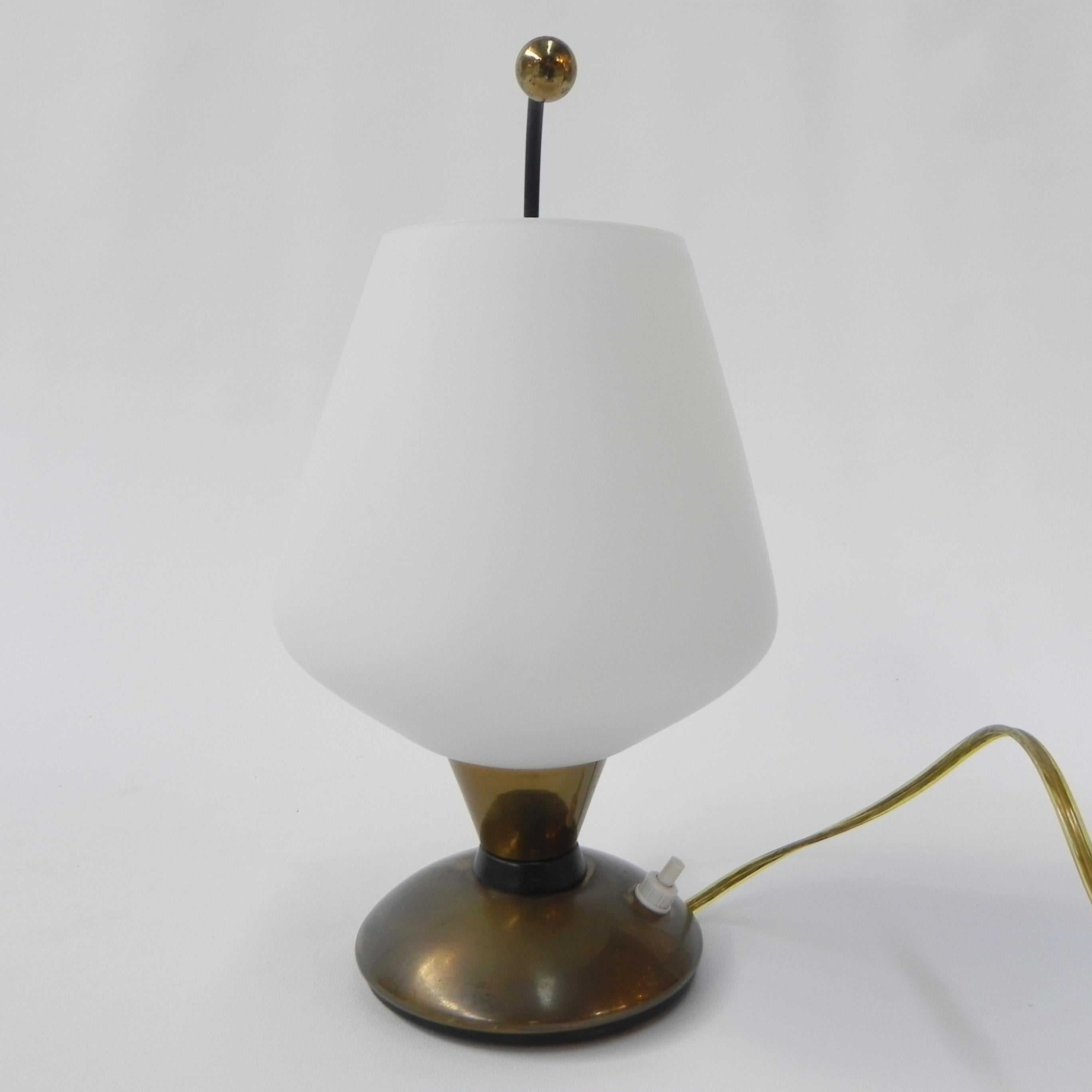 Lampe de bureau vintage avec abat-jour en verre blanc Bon état - En vente à EINDHOVEN, NL