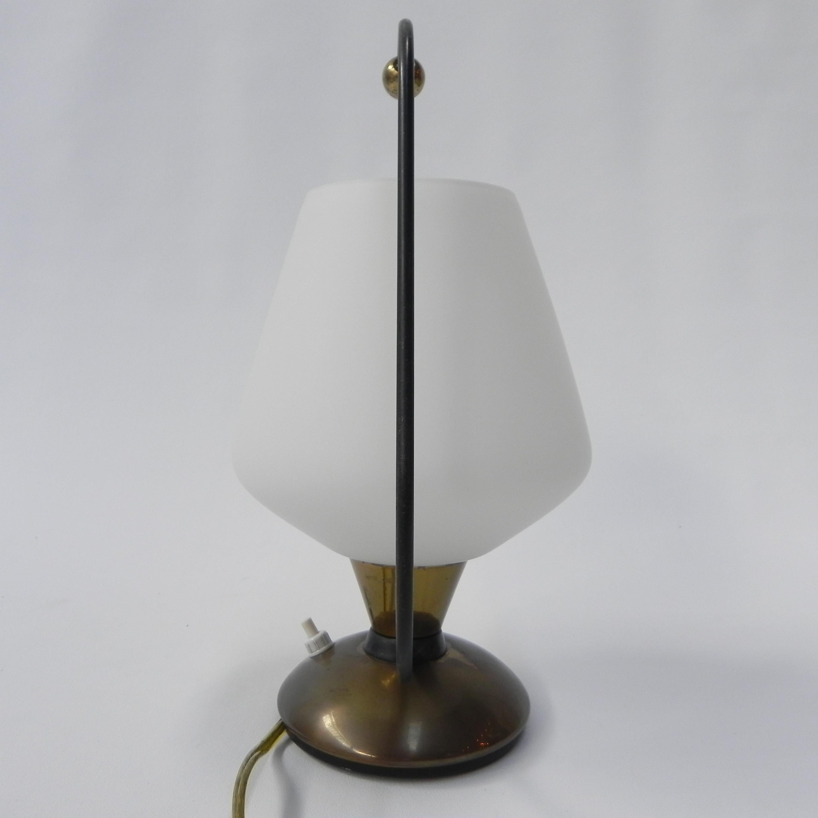 Milieu du XXe siècle Lampe de bureau vintage avec abat-jour en verre blanc en vente
