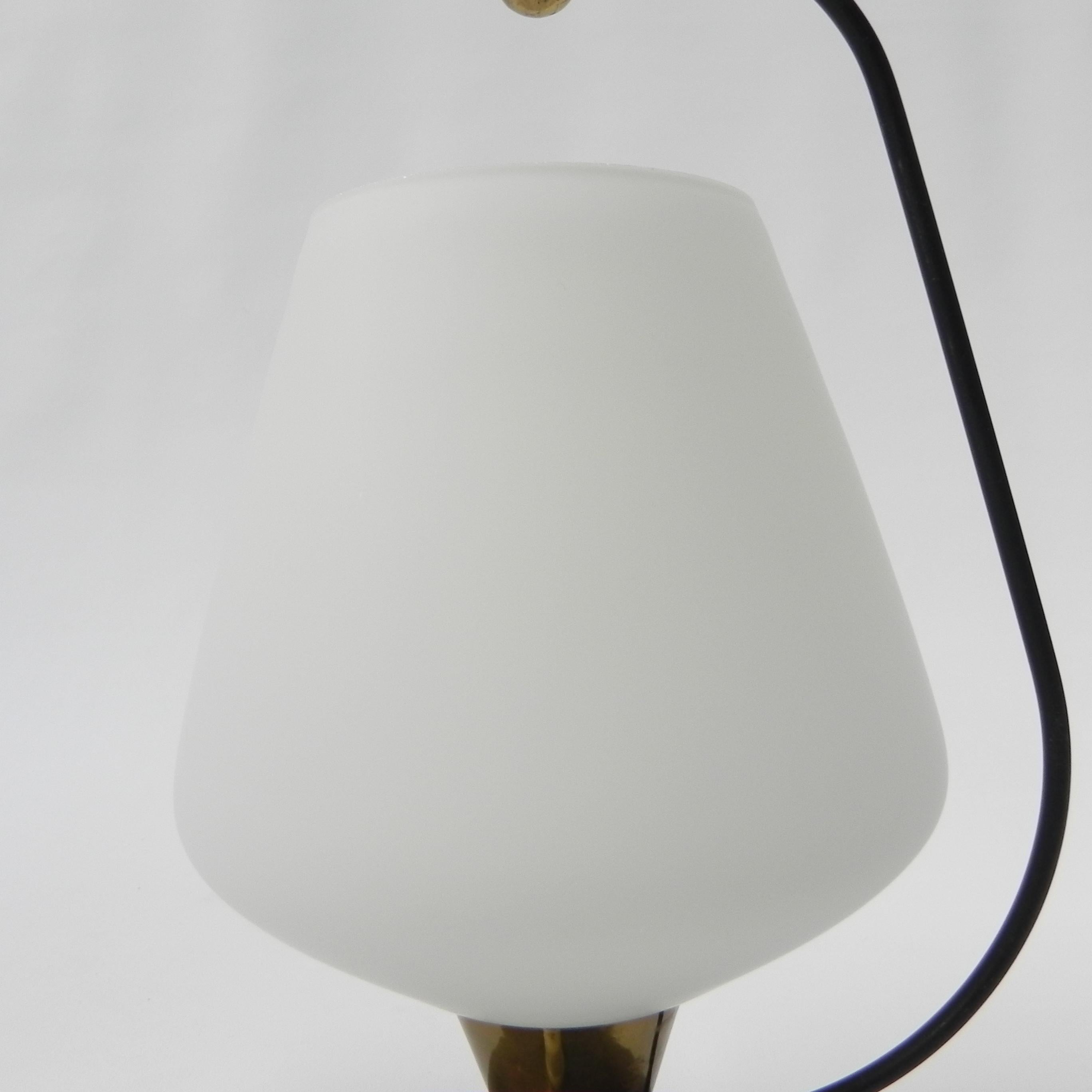 Lampe de bureau vintage avec abat-jour en verre blanc en vente 2