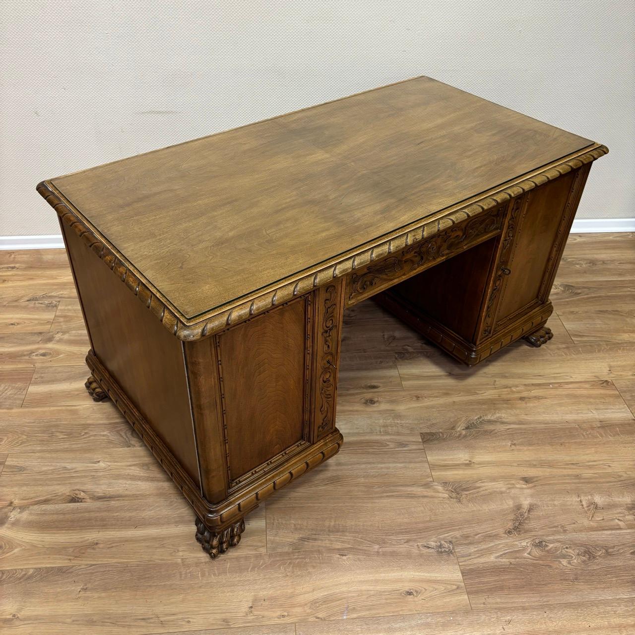 Scrivania vintage  Neo-Rinascimento  1950  Noce in vendita 6
