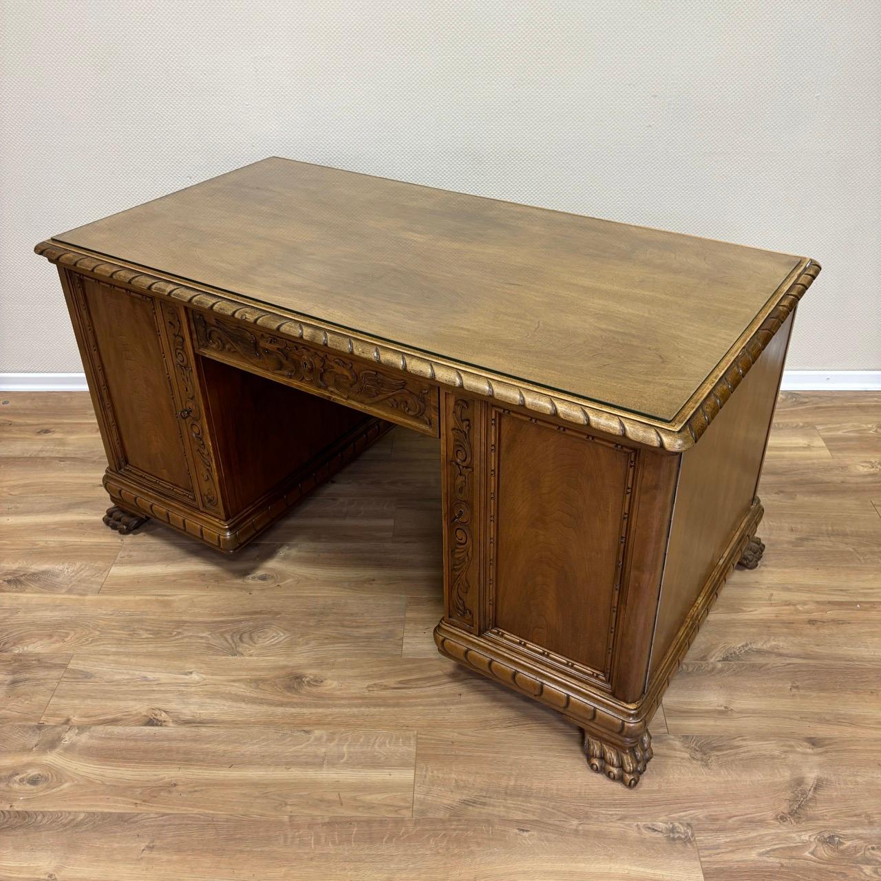 Scrivania vintage  Neo-Rinascimento  1950  Noce in vendita 9