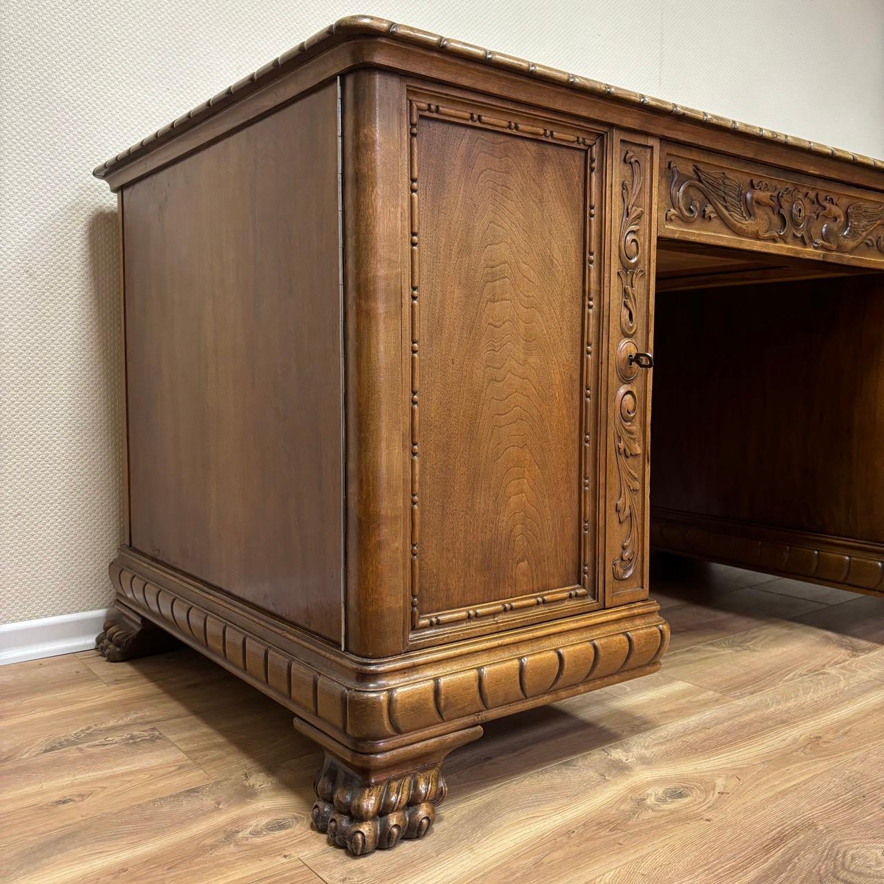 ✓ Costruzione solida
✓ Lavori di falegnameria di alta qualità
✓ Perfetta come scrivania direzionale

Dimensioni: L: 159 cm H: 79 cm D: 80 cm

Articolo: Scrivania
Numero articolo: 882
Epoch: anni '50
Materiale: Legno massiccio Wood
Colore: