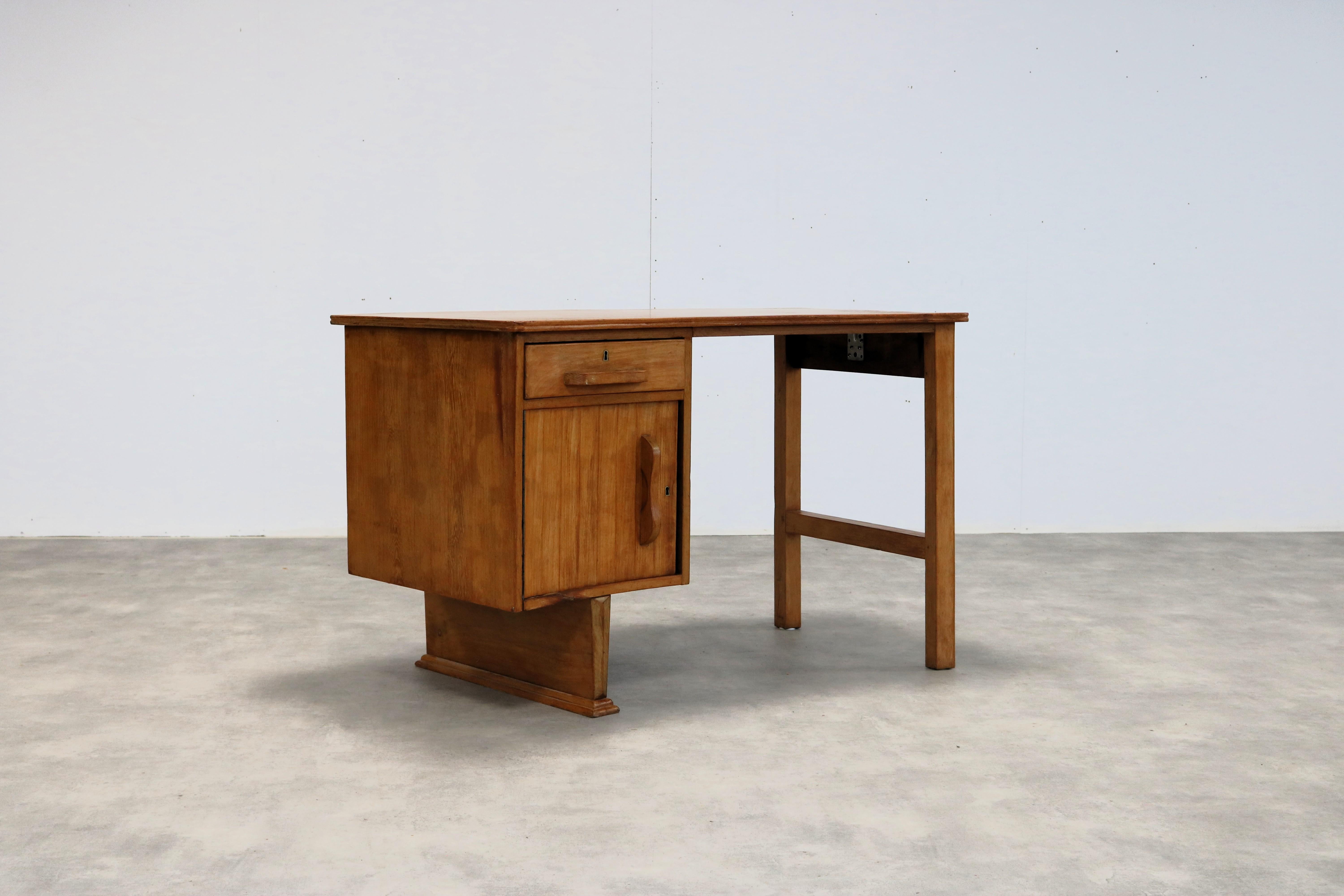 
Scrivania vintage  Oak  1950s

Periodo  1950s
Design  Sconosciuto
Condizione  Buono, con patina/segni di usura/restauri
Dimensione  74,5 x 115 x 63 cm (H. H. W. D.)

Dettagli  Oak

Numero dell'articolo  2902