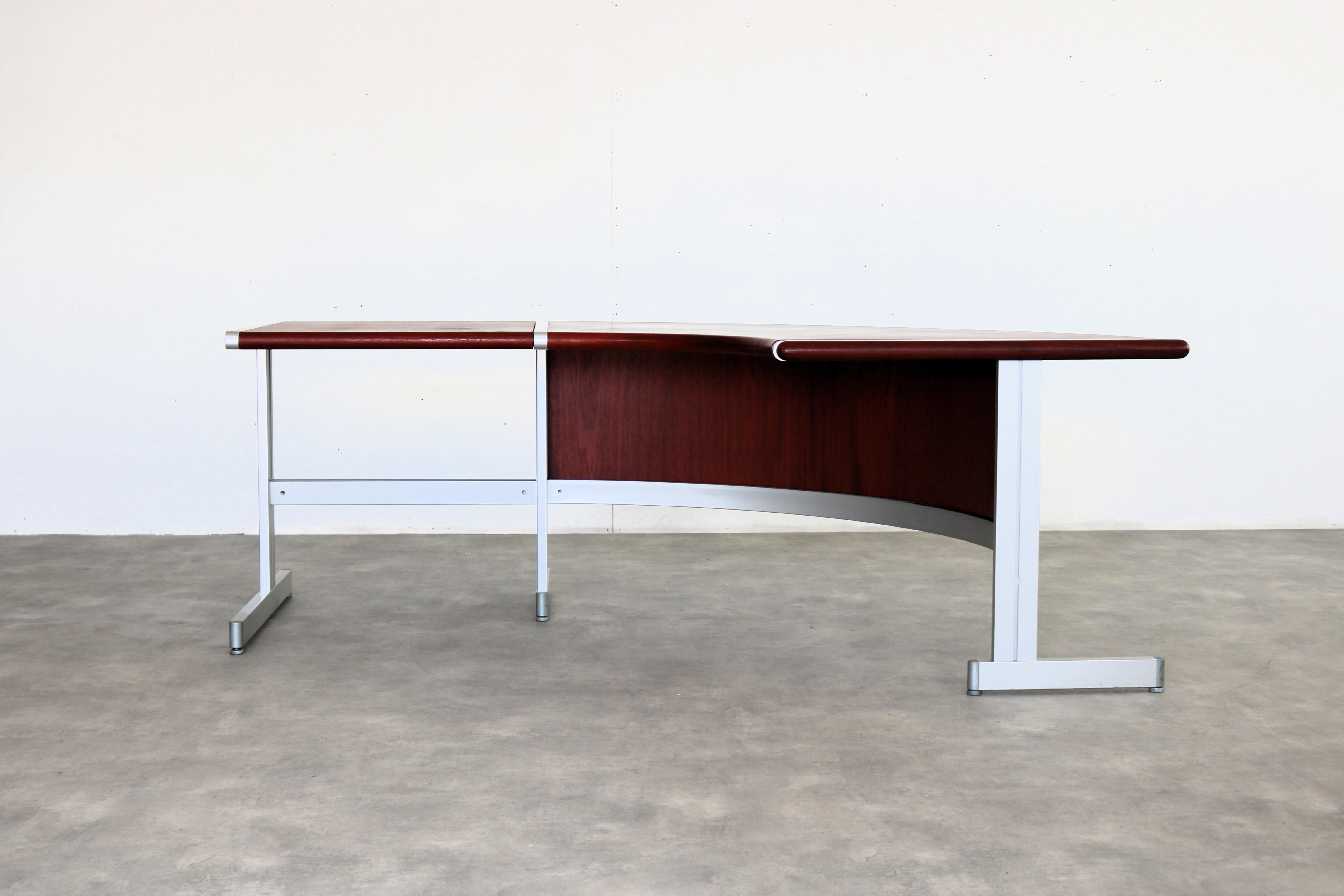 Bureau vintage  mobilier de bureau  1970s

Période  1970s
Design  Inconnu  Suède
Condit  Bon  Signes d'usure mineurs
Taille  73 x 200 x 83 cm (H x L x P)

Détails  Bois ; Aluminium ; Métal ; Mobilier de bureau assorti disponible ;

Numéro de