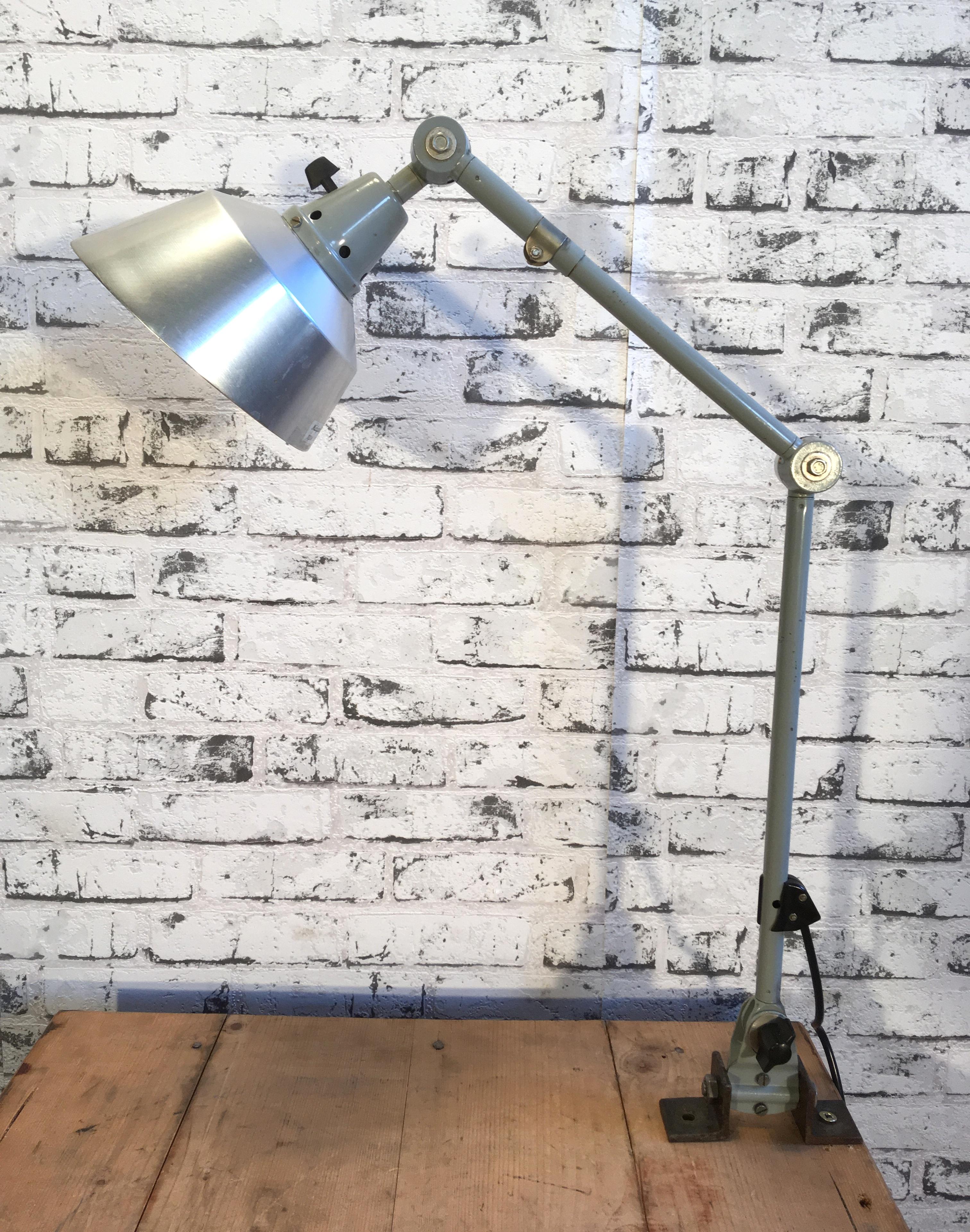 - Lamp produced by Midgard in Germany
- Lamp has three adjustable joints
- The shade is in aluminium
- Grey metal arm
- Switch is situated on the shade
- Features a E27 socket
- Fully functional
- Good vintage condition.