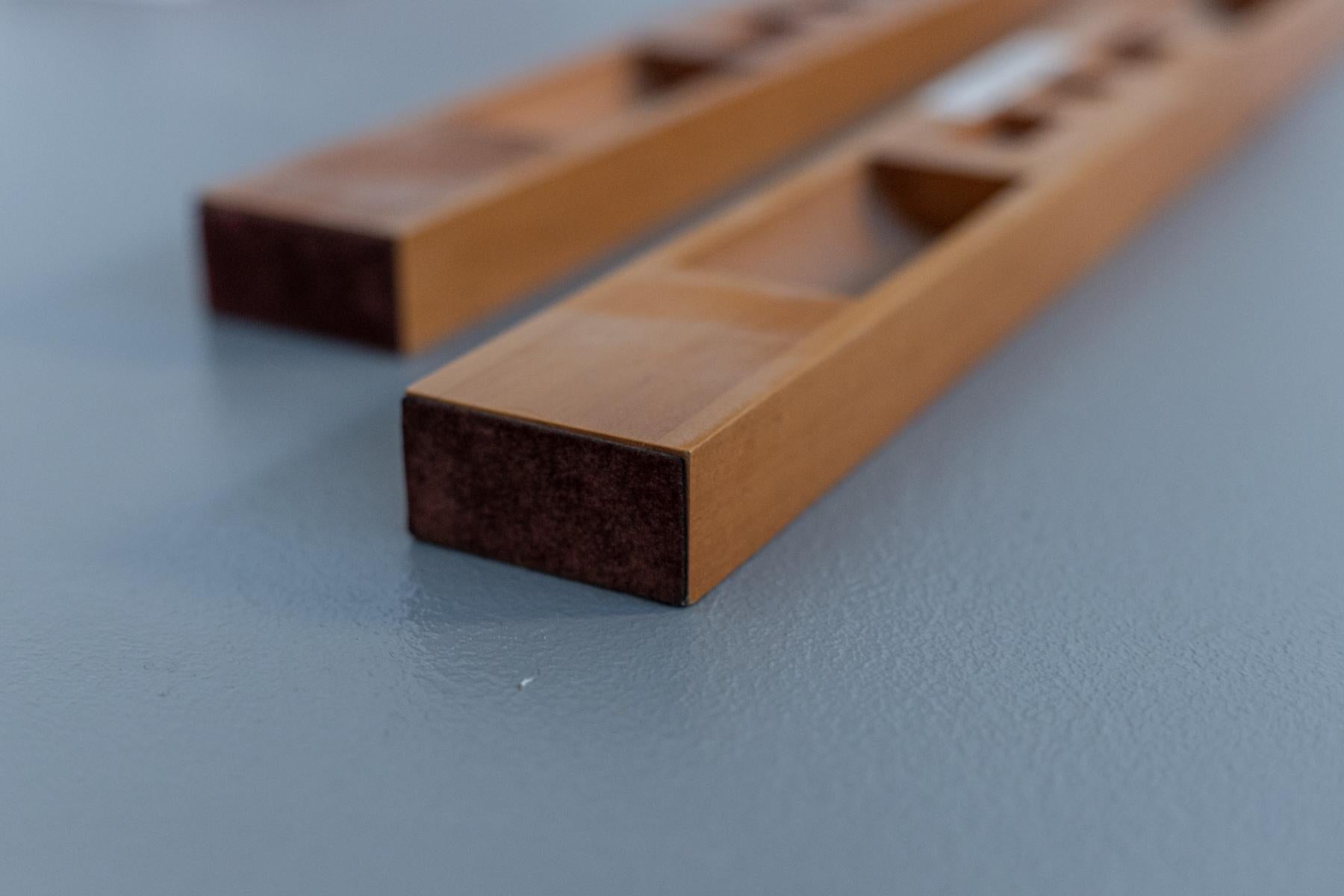 Bel ensemble de prototypes de bureau en bois fin conçus par Pierluigi Ghianda dans les années 60, de fabrication italienne fine.
L'ensemble de bureau est composé de deux éléments identiques : Il est composé de deux grands compartiments latéraux et