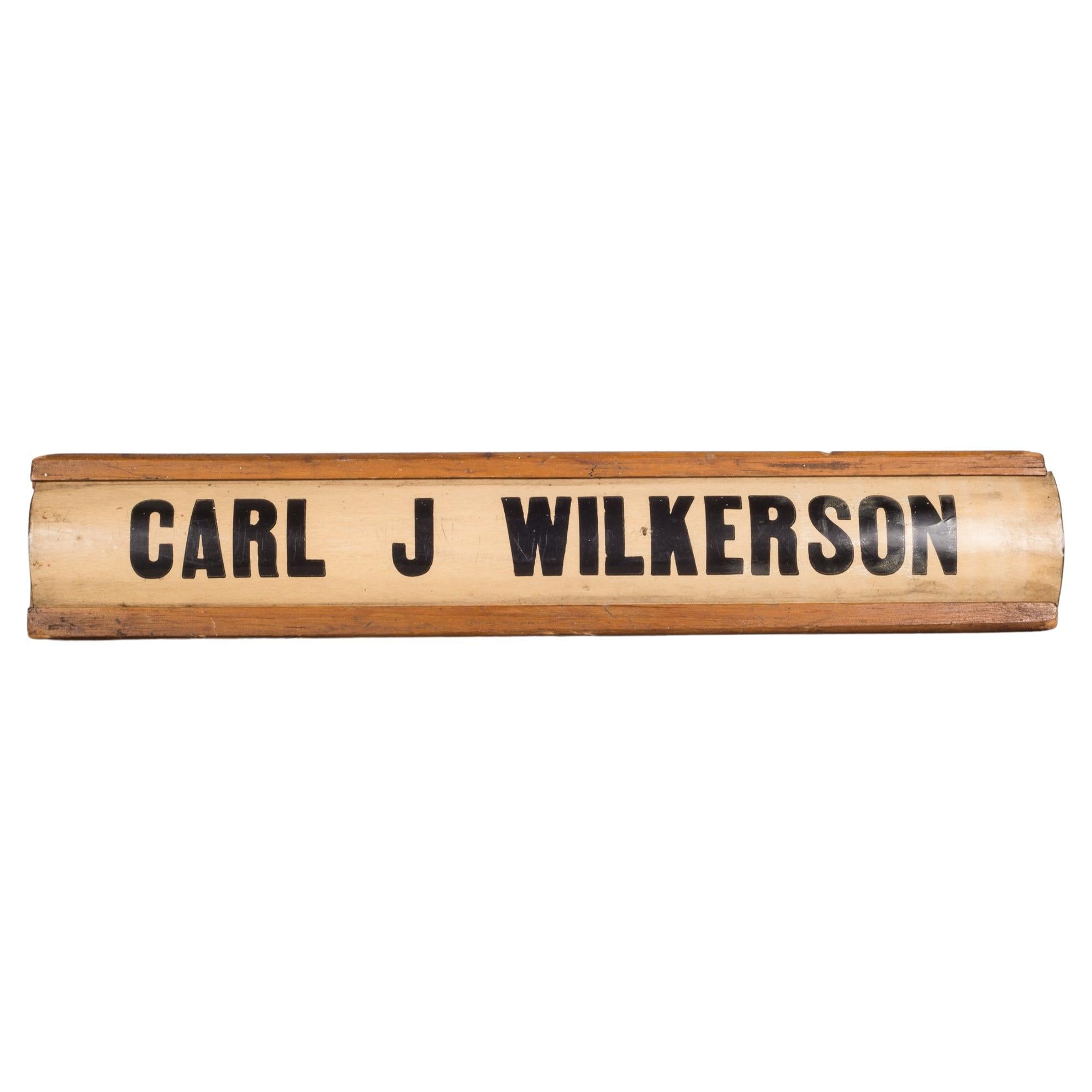 Über

Ein originales hölzernes Schreibtischschild für Carl J. Wilkerson aus Fort Knox, Kentucky. Auf der Rückseite stehen die Jahre seiner Beschäftigung sowie die Unterschriften aller seiner Mitarbeiter bei seiner Pensionierung. Ein weiteres