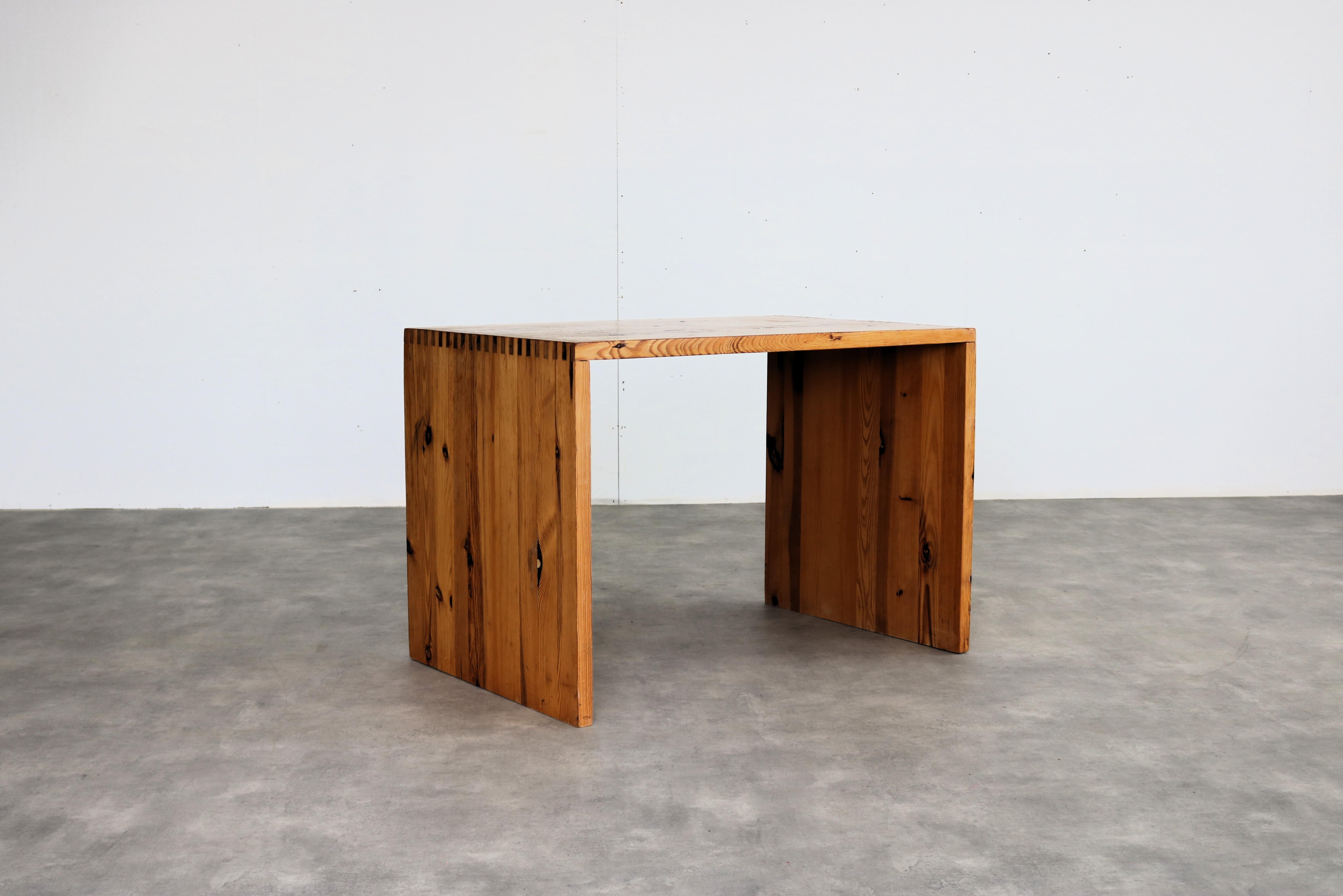 vintage desk  table  1960s  Ate van Apeldoorn 

period  1960s
design  Ate van Apeldoorn  Houtwerk Hattem  Netherlands
condition  good  light signs of use
size  72.5 x 104 x 68 (hxbxd)

details  pine; 

item number  2773