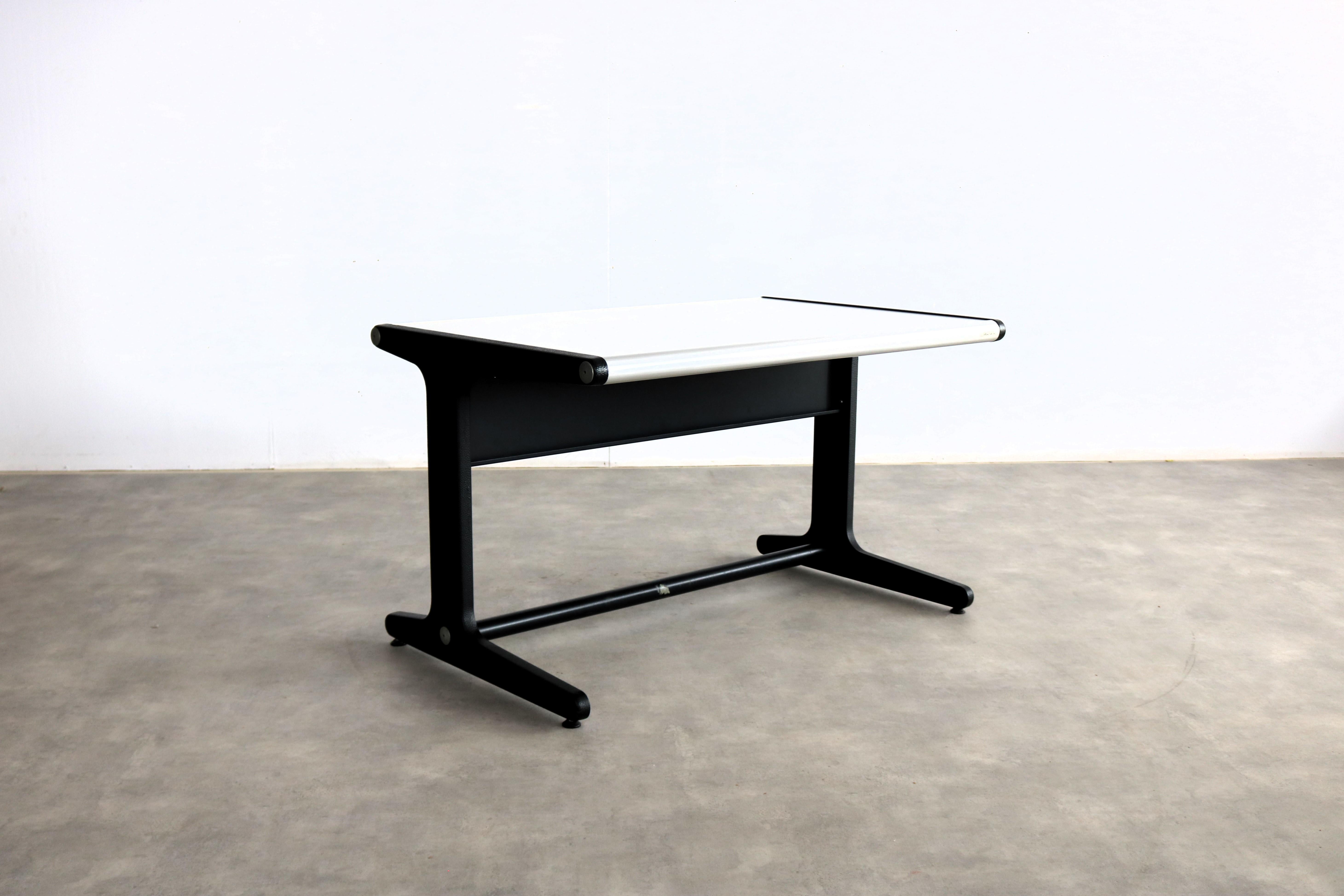 alter Schreibtisch  Tabelle  70's  Hillebrand

Zeitraum  70's
Entwurf  Hillebrand  Deutschland
Bedingung  gut  leichte Gebrauchsspuren 
Größe  72 x 120 x 80 (HxBxT) 

Details  Metall; Aluminium;

Artikelnummer  2561