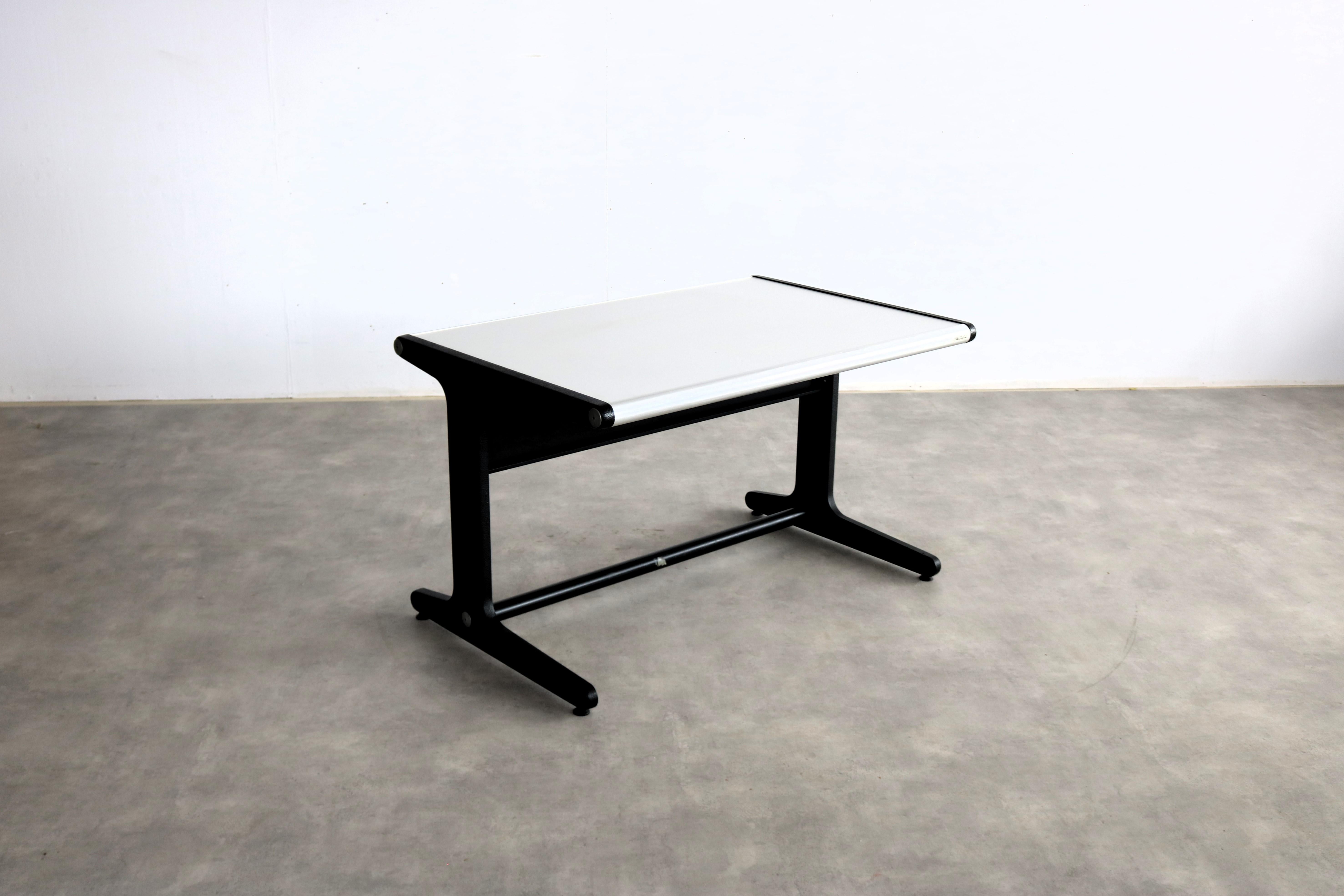 alter Schreibtisch  Tabelle  70's  Hillebrand (Deutsch) im Angebot