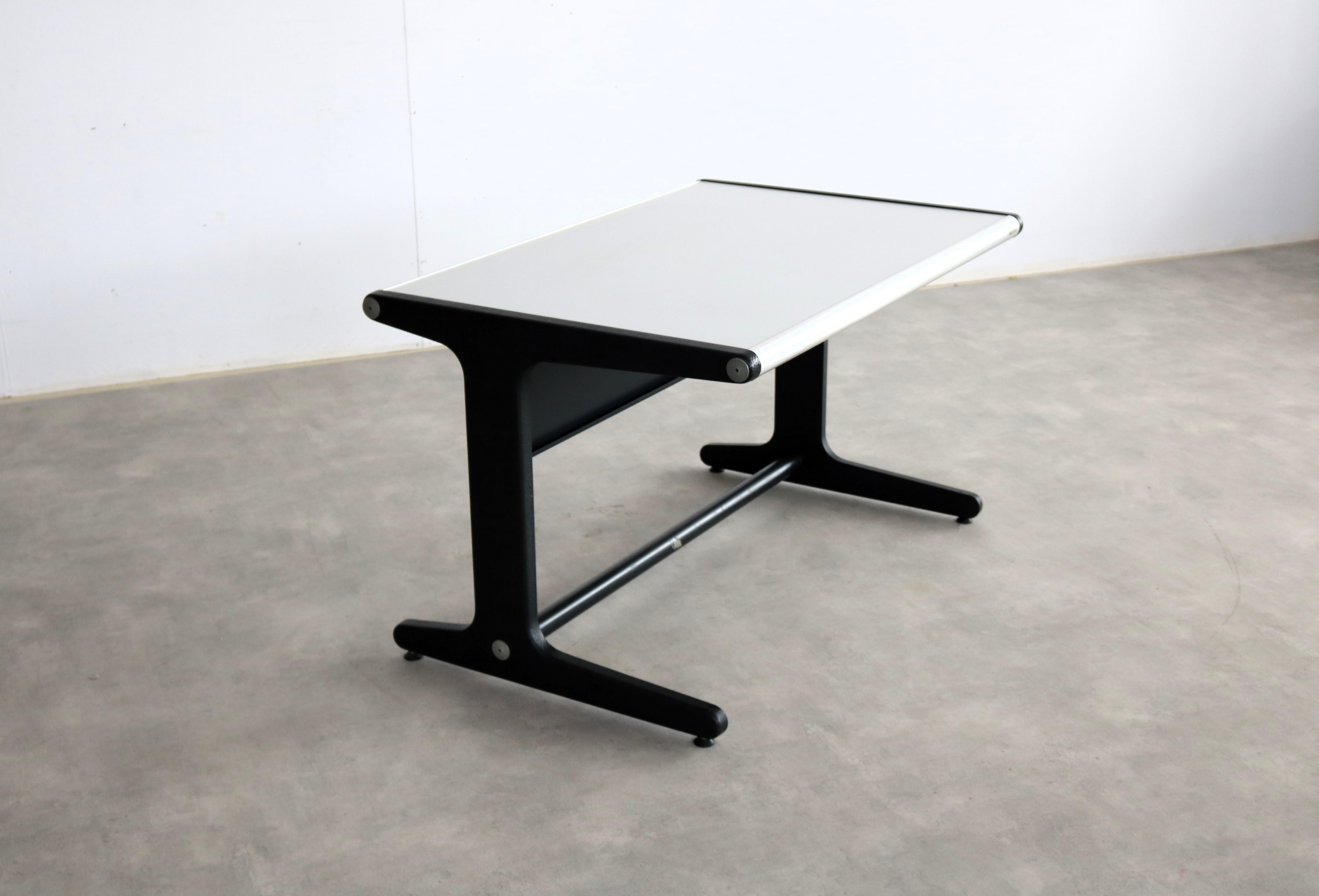 alter Schreibtisch  Tabelle  70's  Hillebrand im Zustand „Gut“ im Angebot in Lemmer, NL