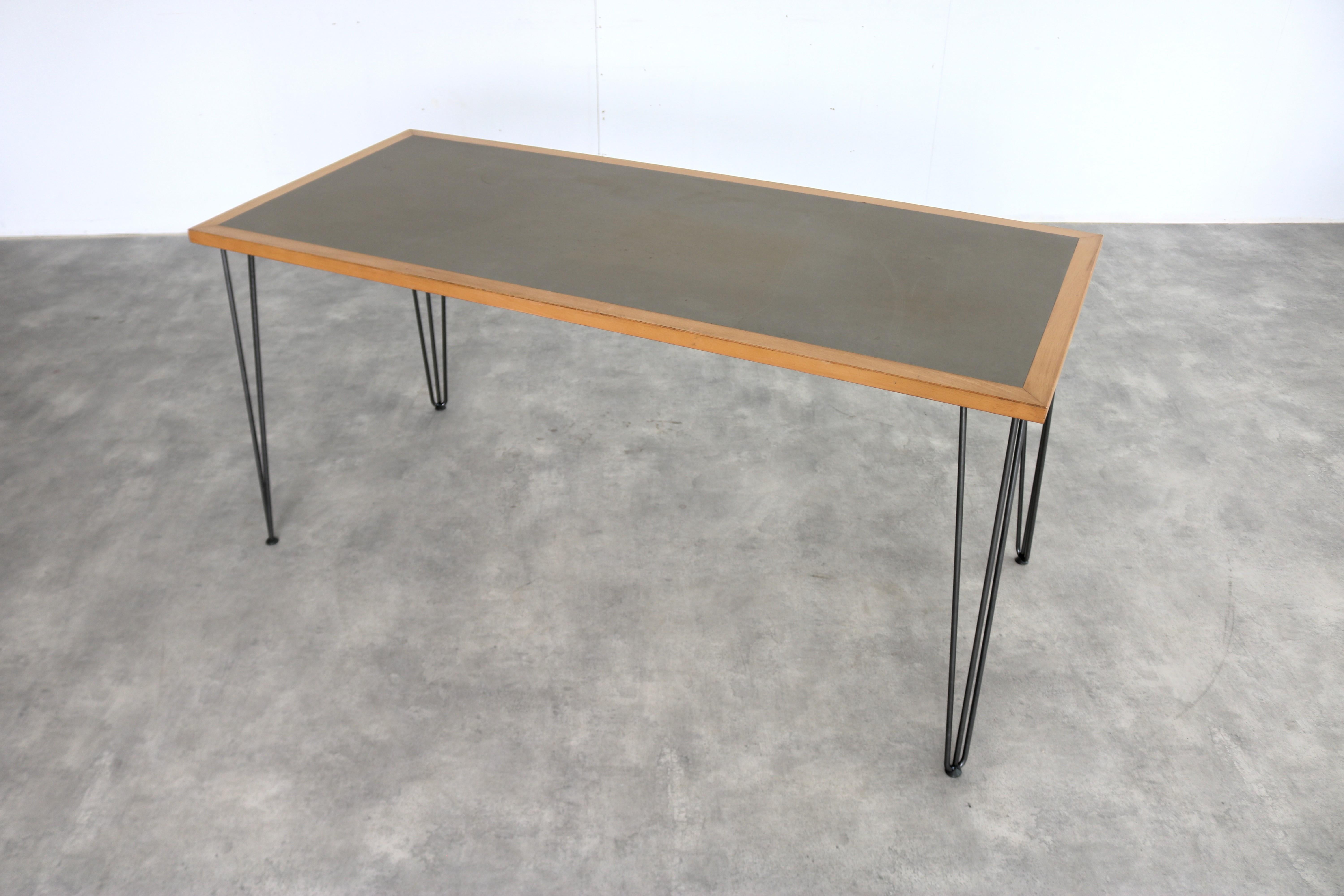 vintage desk  table  70s  Magnus Olesen In Good Condition For Sale In Lemmer, NL