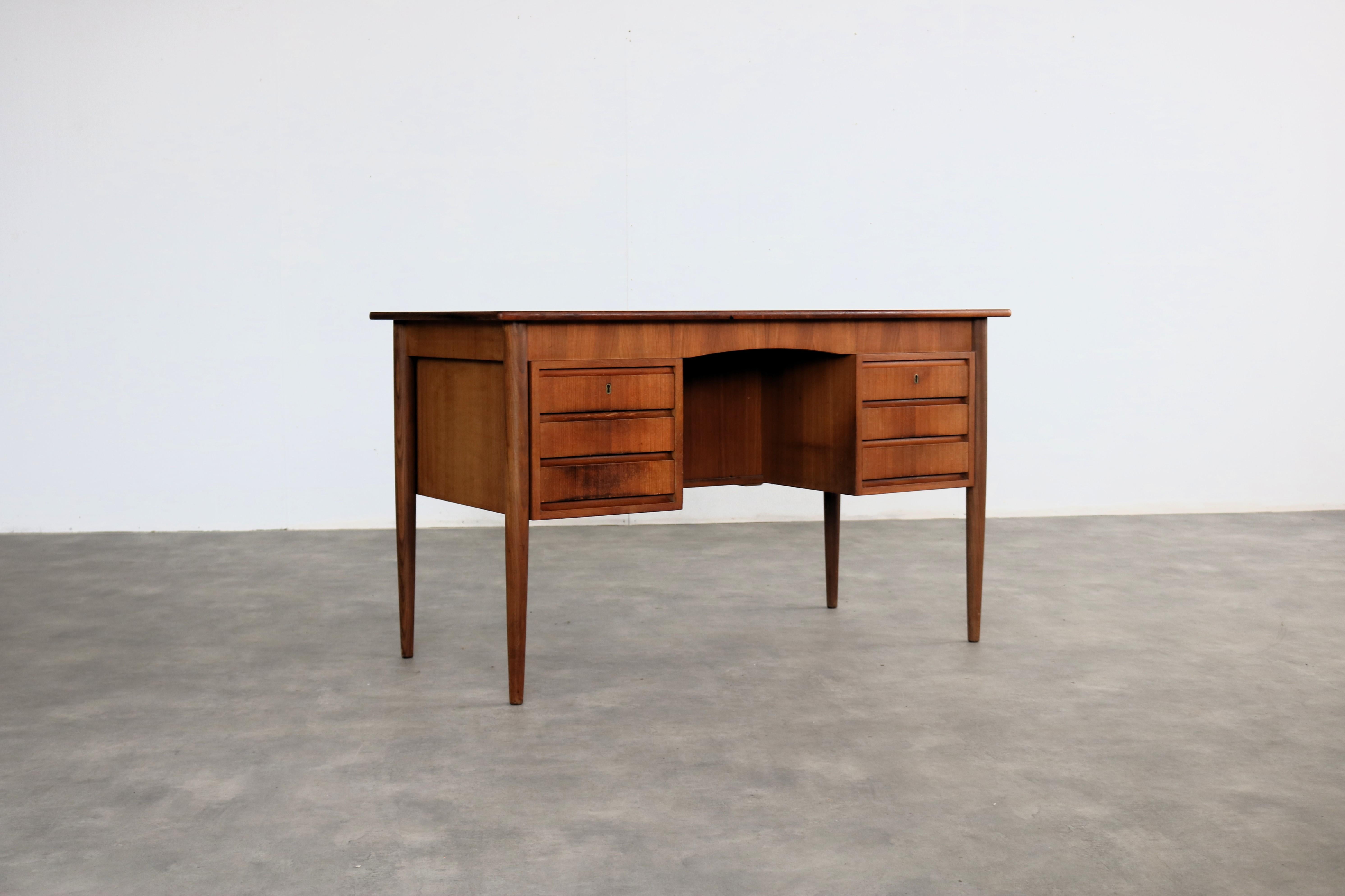 Scrivania vintage  Teak  1960s  Danese

periodo  1960s
design  sconosciuto  Danimarca
condizione  buono  piccoli segni di usura  chiave mancante;
dimensione  75 x 127 x 64 cm (H. L. P.)

dettagli  teak;

numero dell'articolo  2939