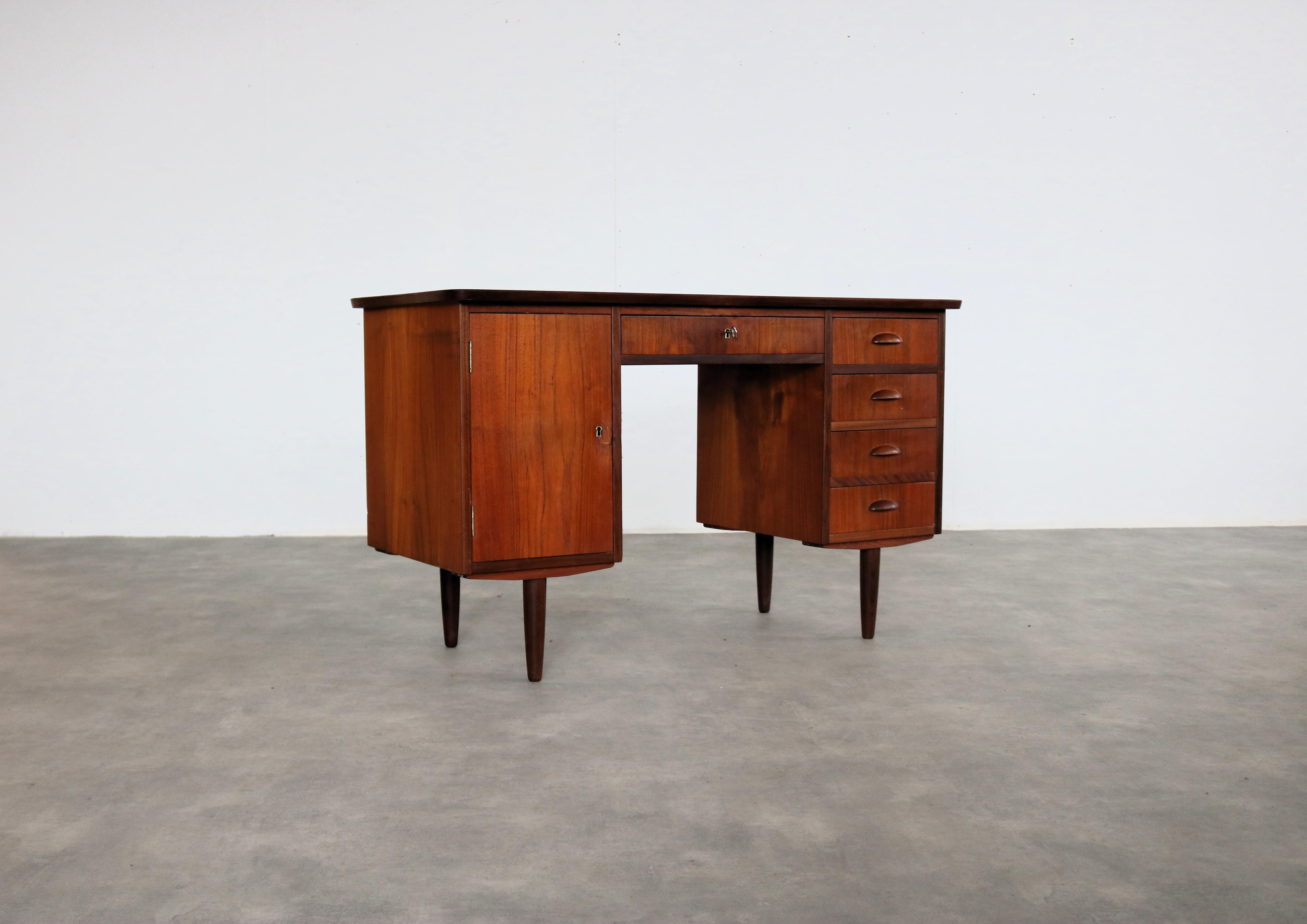 Scrivania vintage  1960s  Danese  Teak

Periodo  1960s
Design  Sconosciuto  Danimarca
Condizione  Buono con segni di usura/restauro/chiusura centrale rotta;
Dimensione  75 x 124 x 54 cm (H. x L. x P).

Dettagli  teak;

Numero dell'articolo  2950