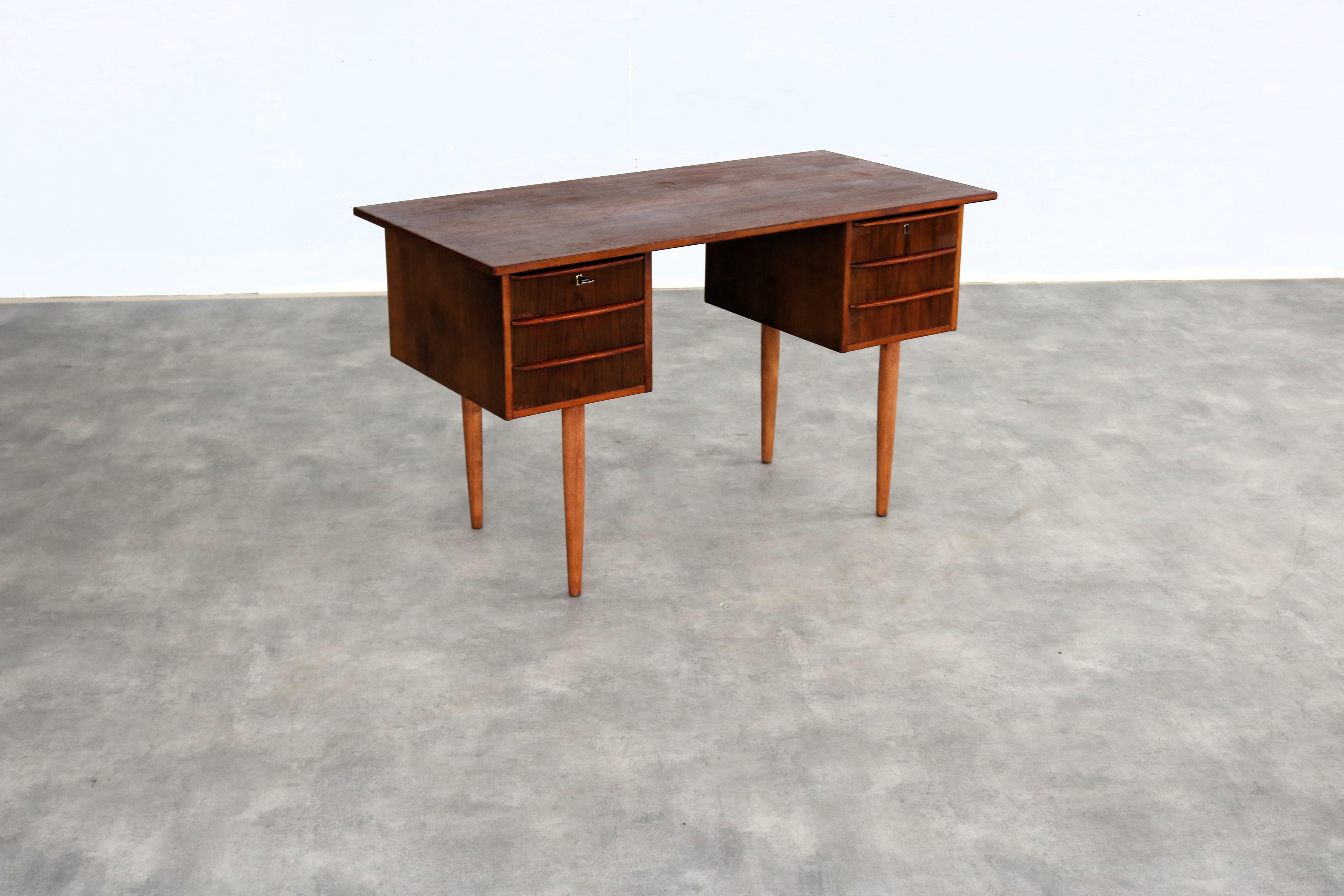 scrivania vintage  Teak  1960s  Danese In condizioni buone in vendita a Lemmer, NL
