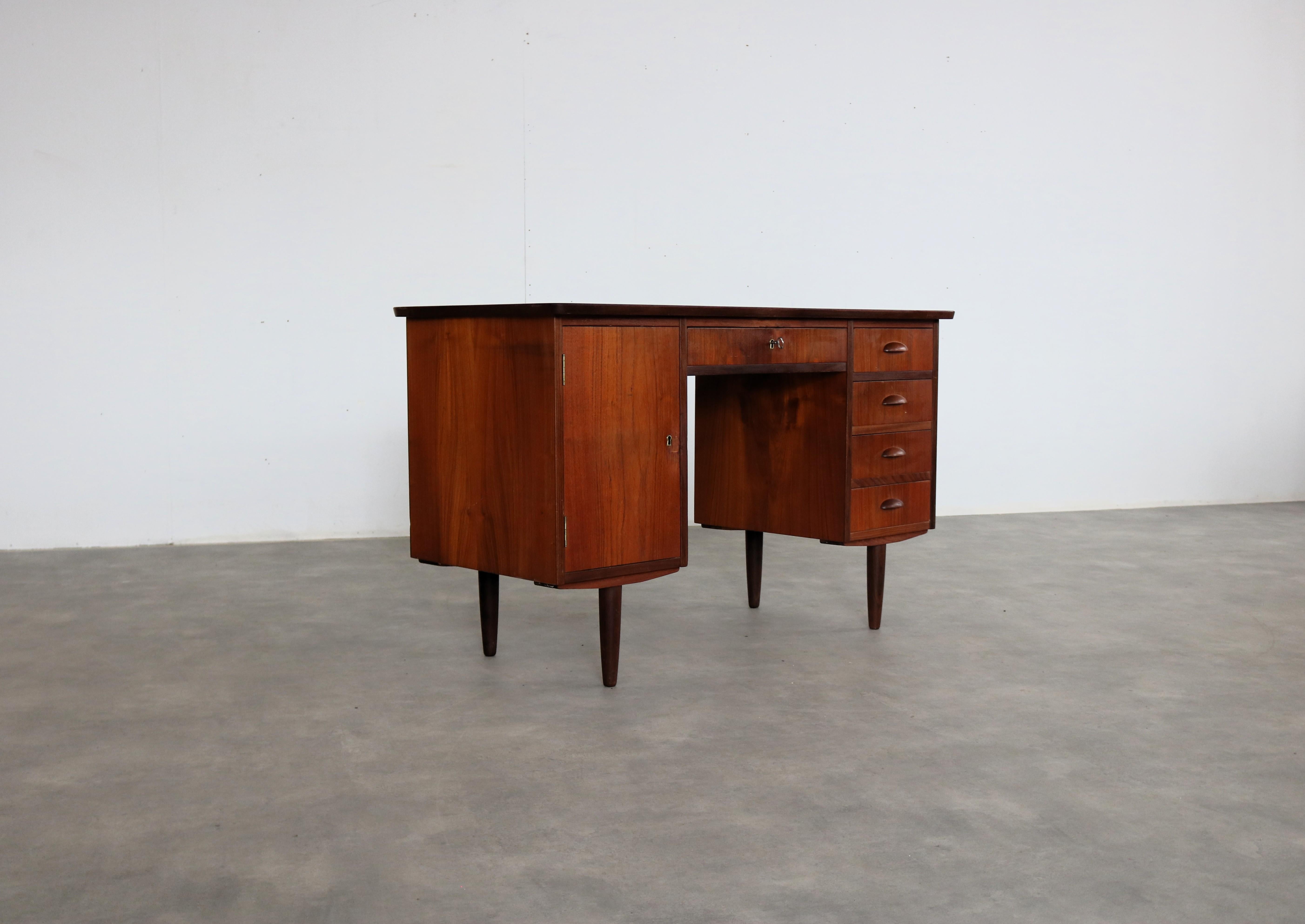 Scrivania vintage  Teak  1960s  Danese In condizioni buone in vendita a Lemmer, NL