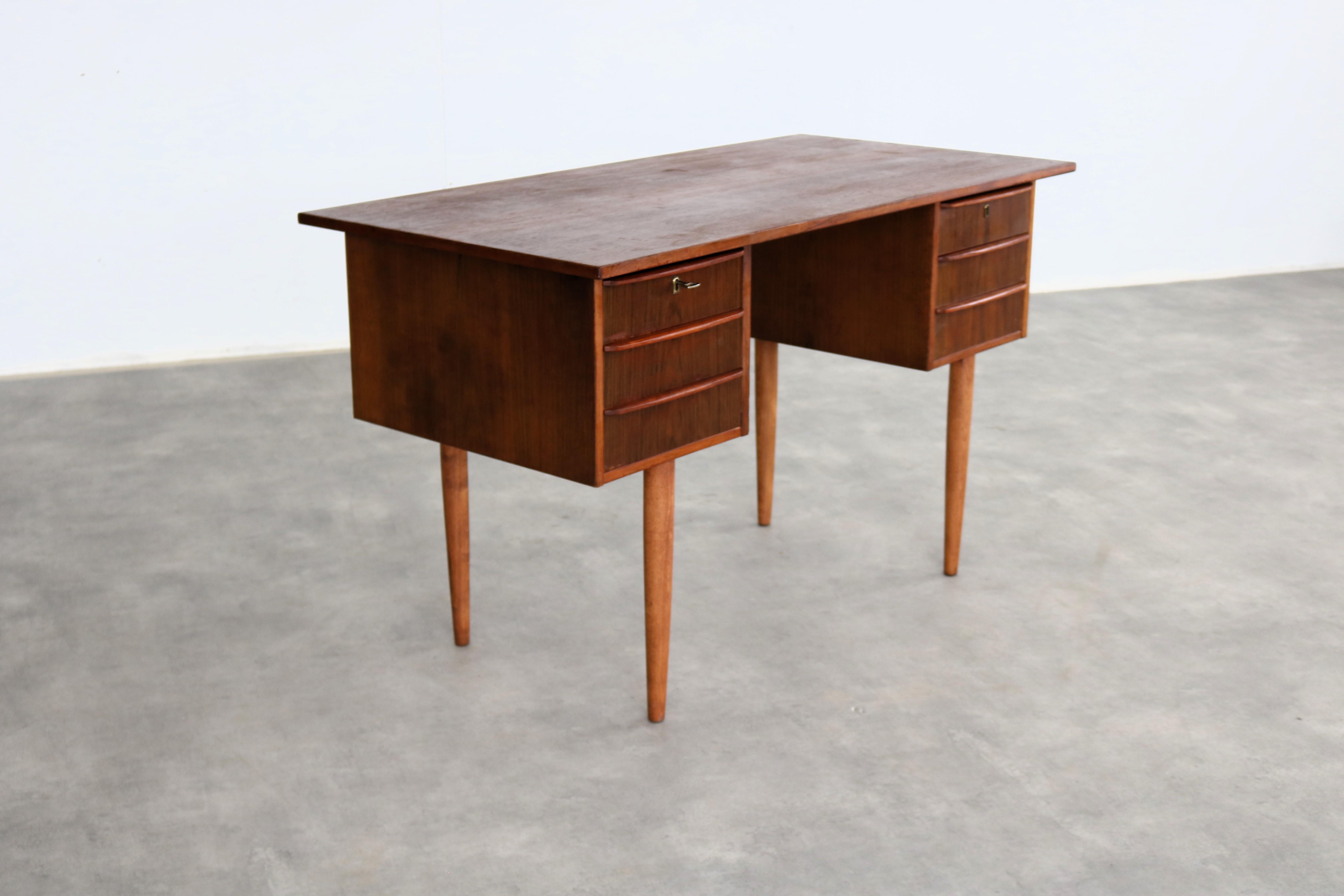 Metà XX secolo scrivania vintage  Teak  1960s  Danese in vendita