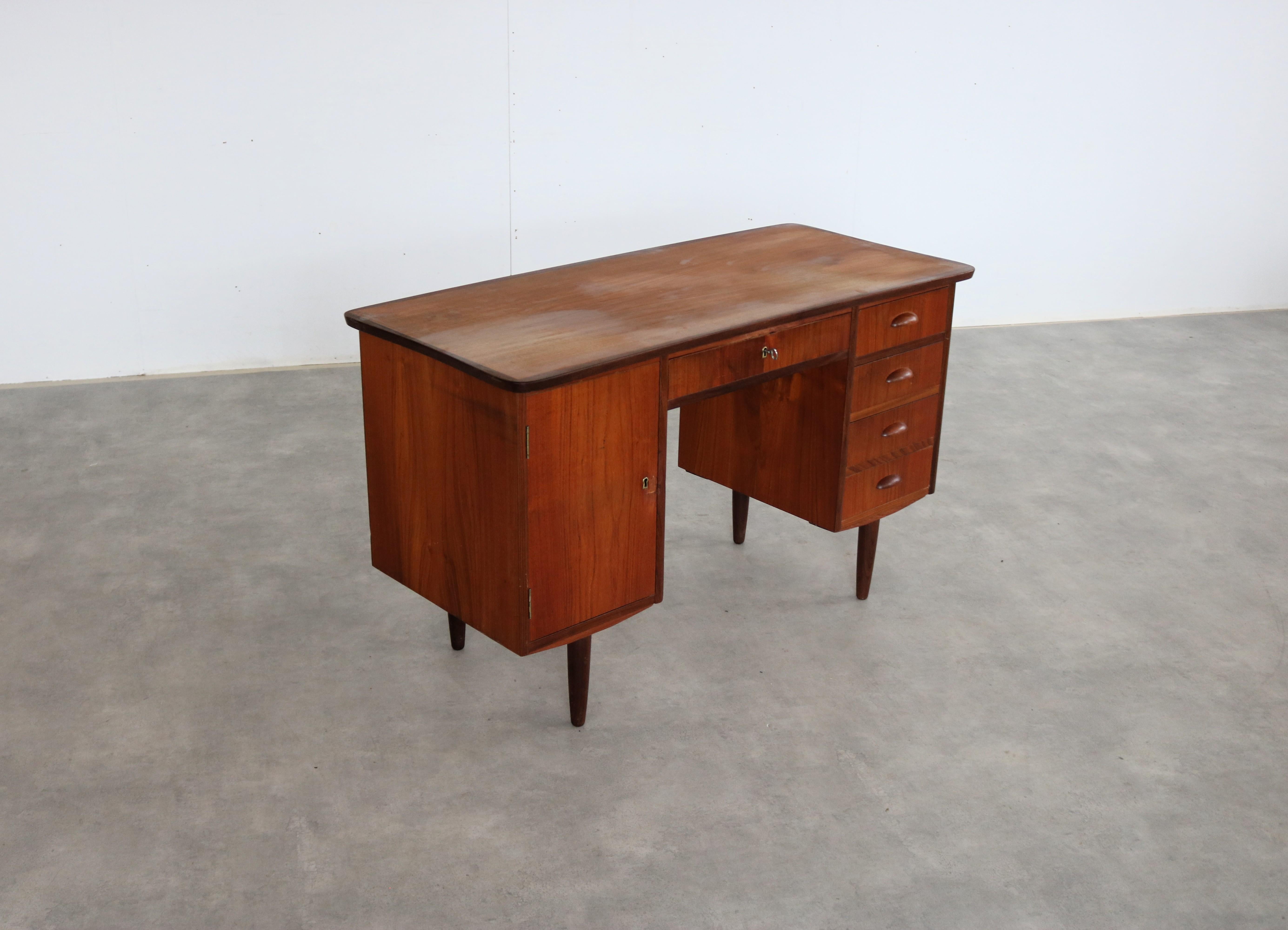 Metà XX secolo Scrivania vintage  Teak  1960s  Danese in vendita