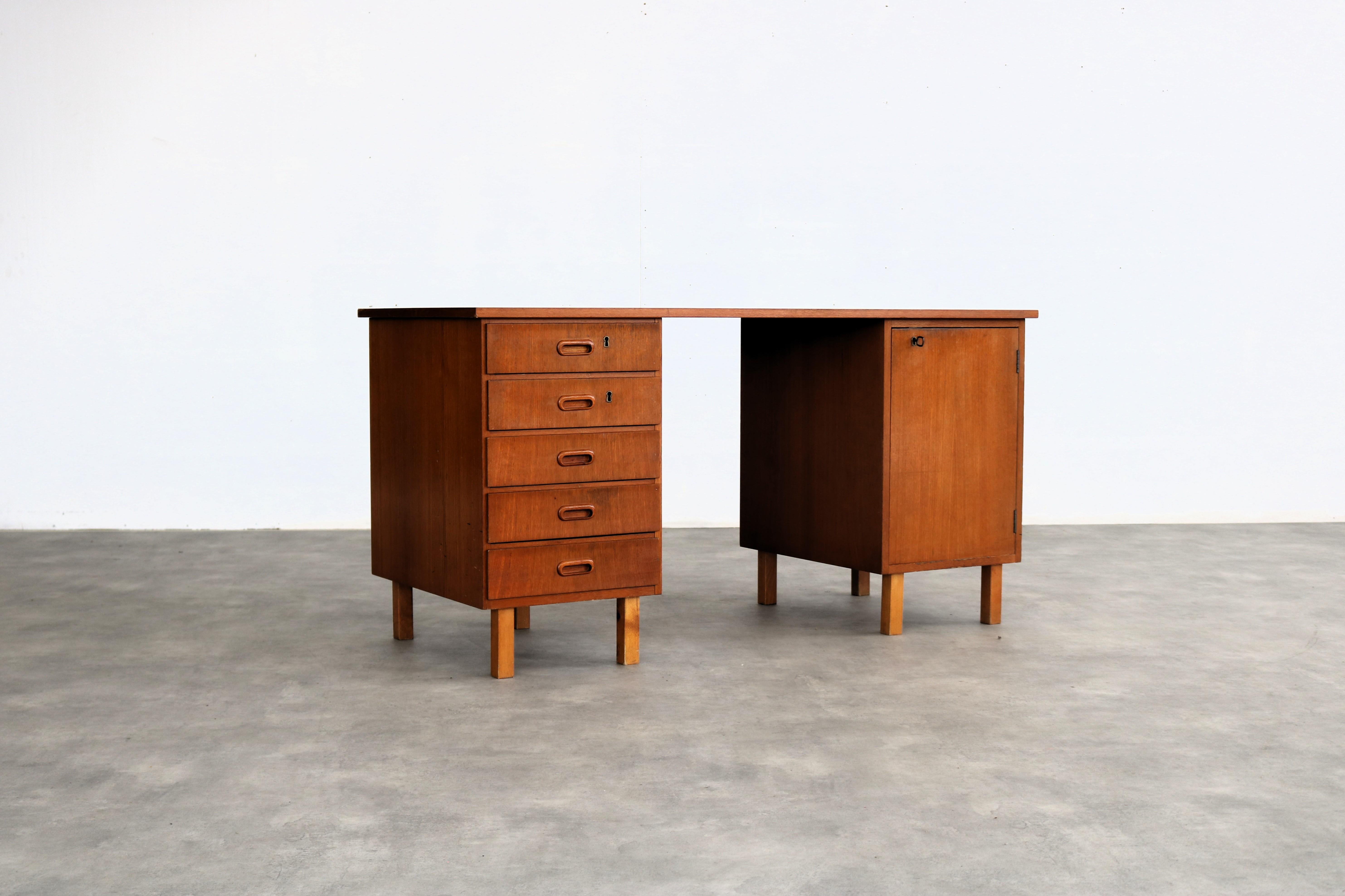 Scrivania vintage  Teak  1960s  Svedese

Periodo  1960s
Design  sconosciuto  Svezia
Condizione  buono  piccoli segni di usura
Dimensione  72 x 140 x 61 cm (H. x L. x P).

Dettagli  teak; beeche

Numero dell'articolo  2892