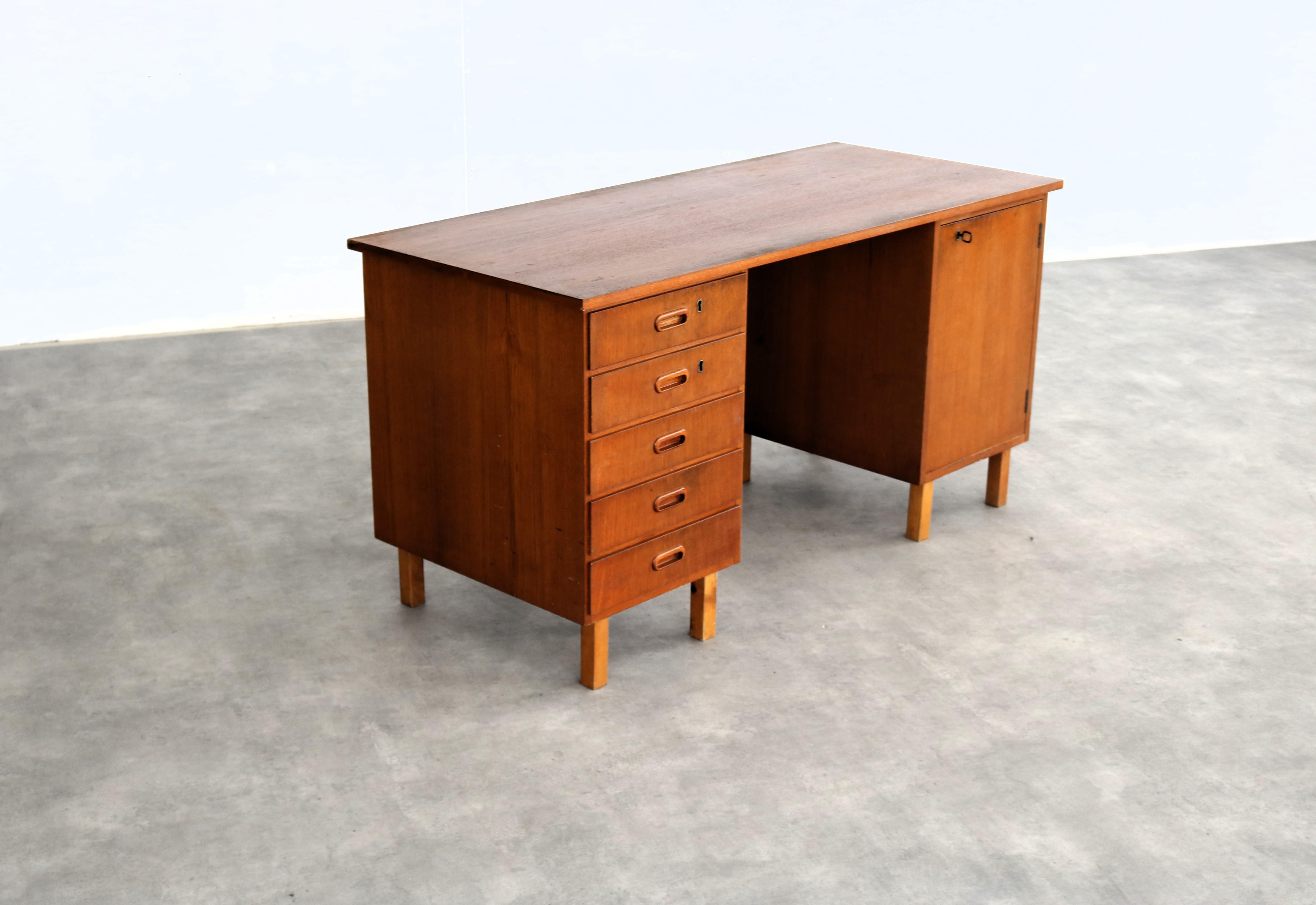 Metà XX secolo Scrivania vintage  Teak  1960s  Svedese in vendita