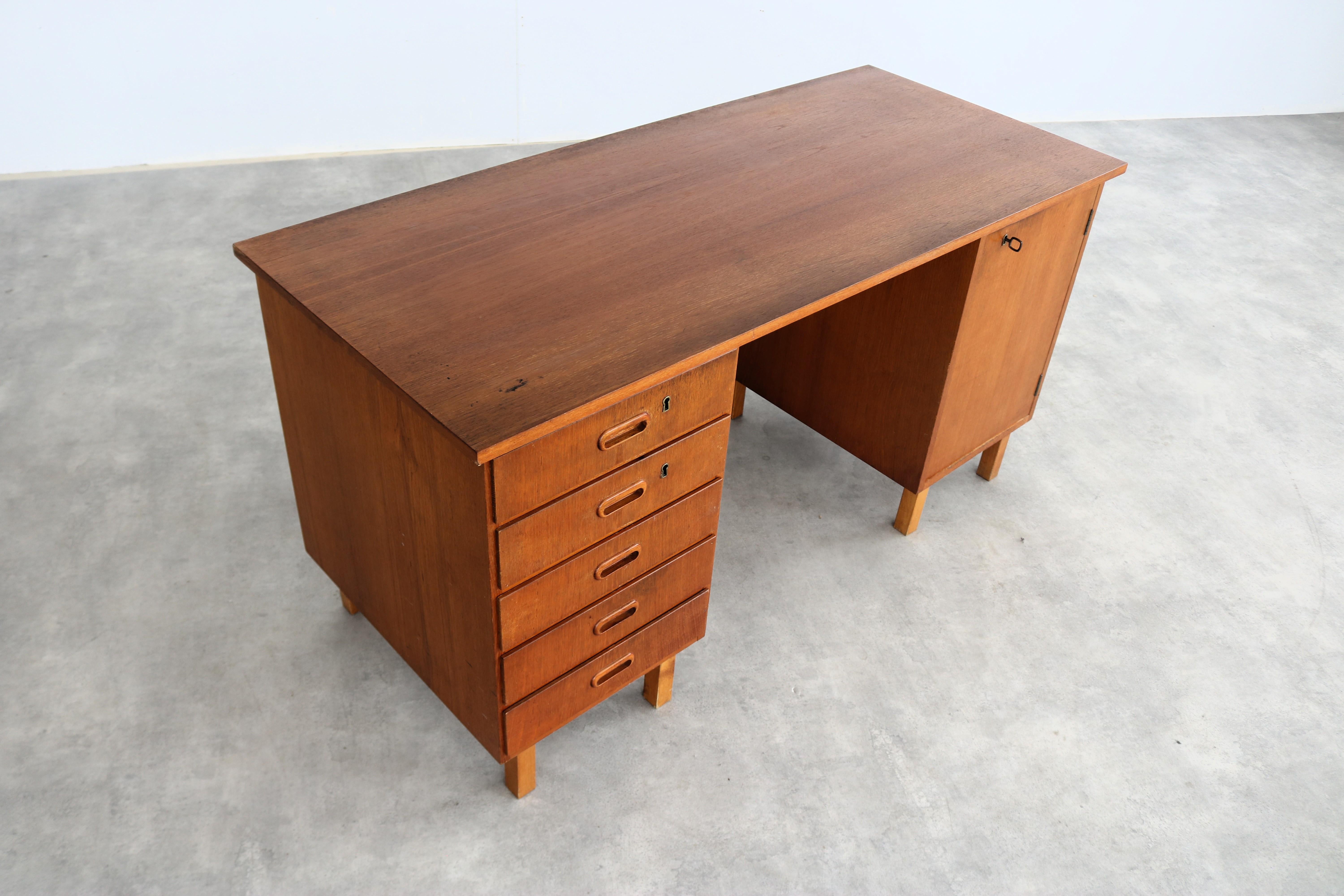 Faggio Scrivania vintage  Teak  1960s  Svedese in vendita