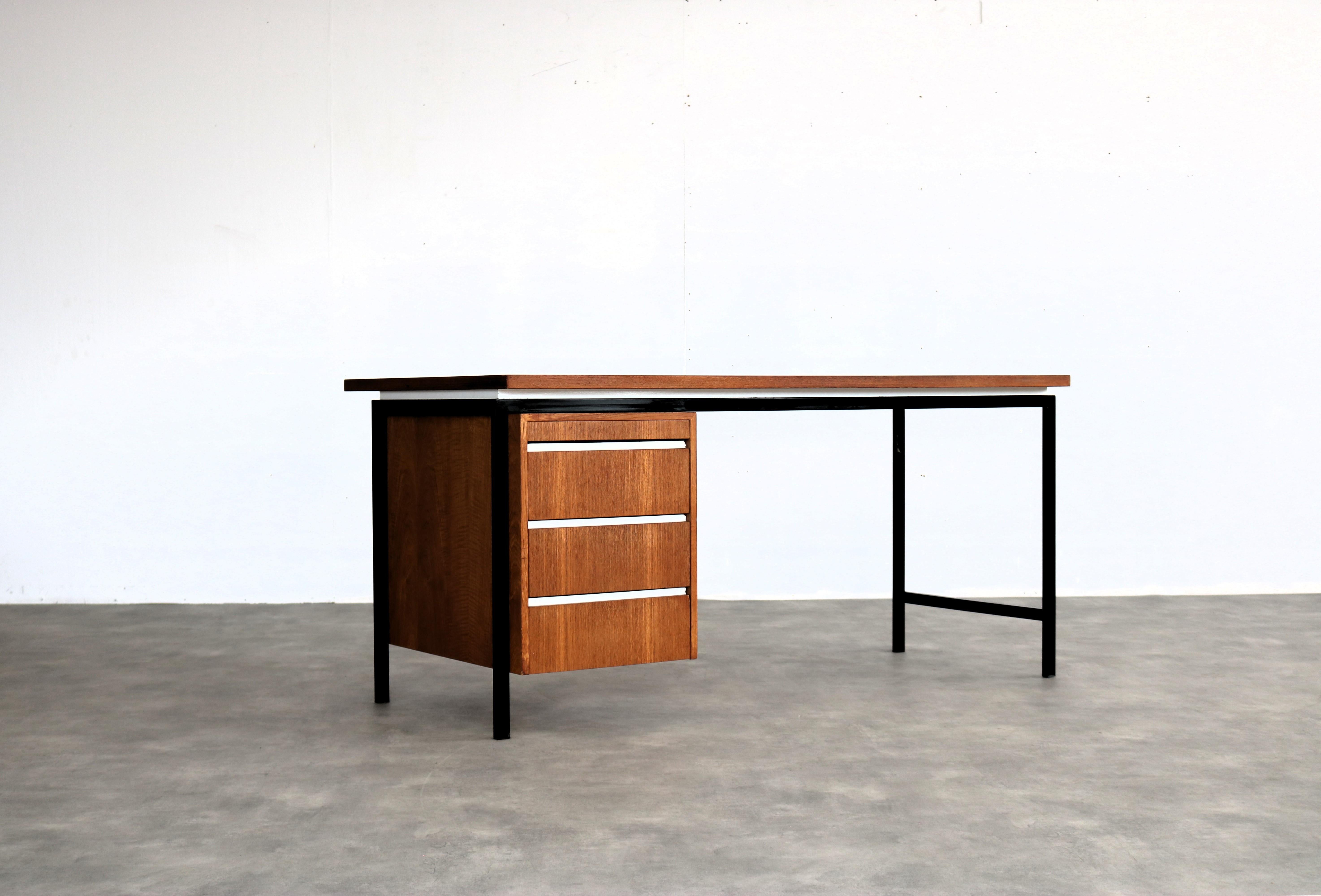 Vintage desk  teak  metal  1960s

Period  1960s
Design  unknown
Condition  good  minor signs of wear
Size  75.5 x 160 x 80 cm (H x W x D)

Details  teak; metal

Item number  2870