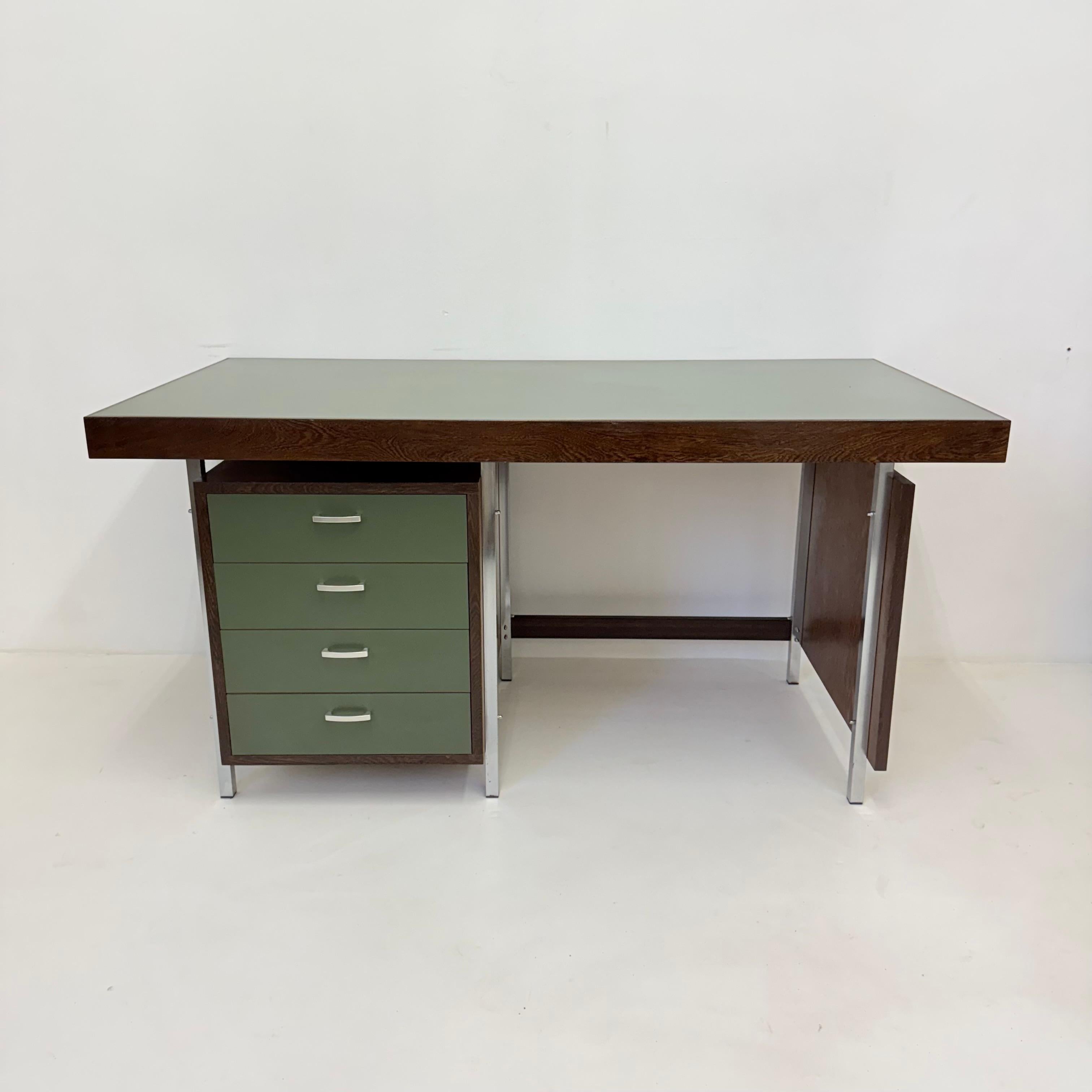 Dimensions: 152cm Width, 78cm Height, 76,5cm Depth
Period: 1970s
Material: Wengé veneer , metal , formica