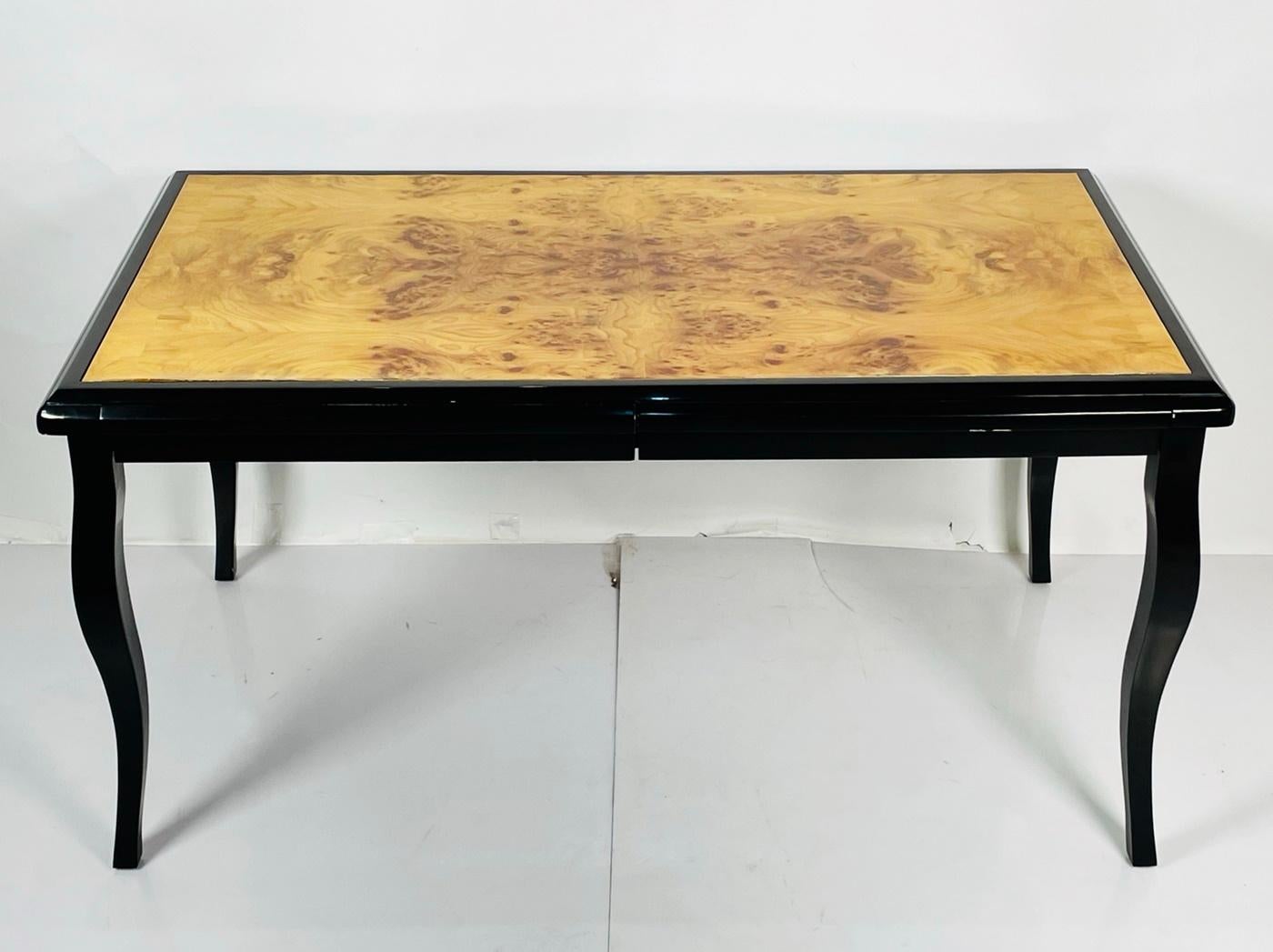 Wir stellen unseren exquisiten Vintage-Schreibtisch mit Wurzelholzplatte vor, der von der legendären Pace Collection'S aus den 1970er Jahren in den USA inspiriert ist. Dieses atemberaubende Möbelstück verbindet zeitlose Eleganz mit praktischer