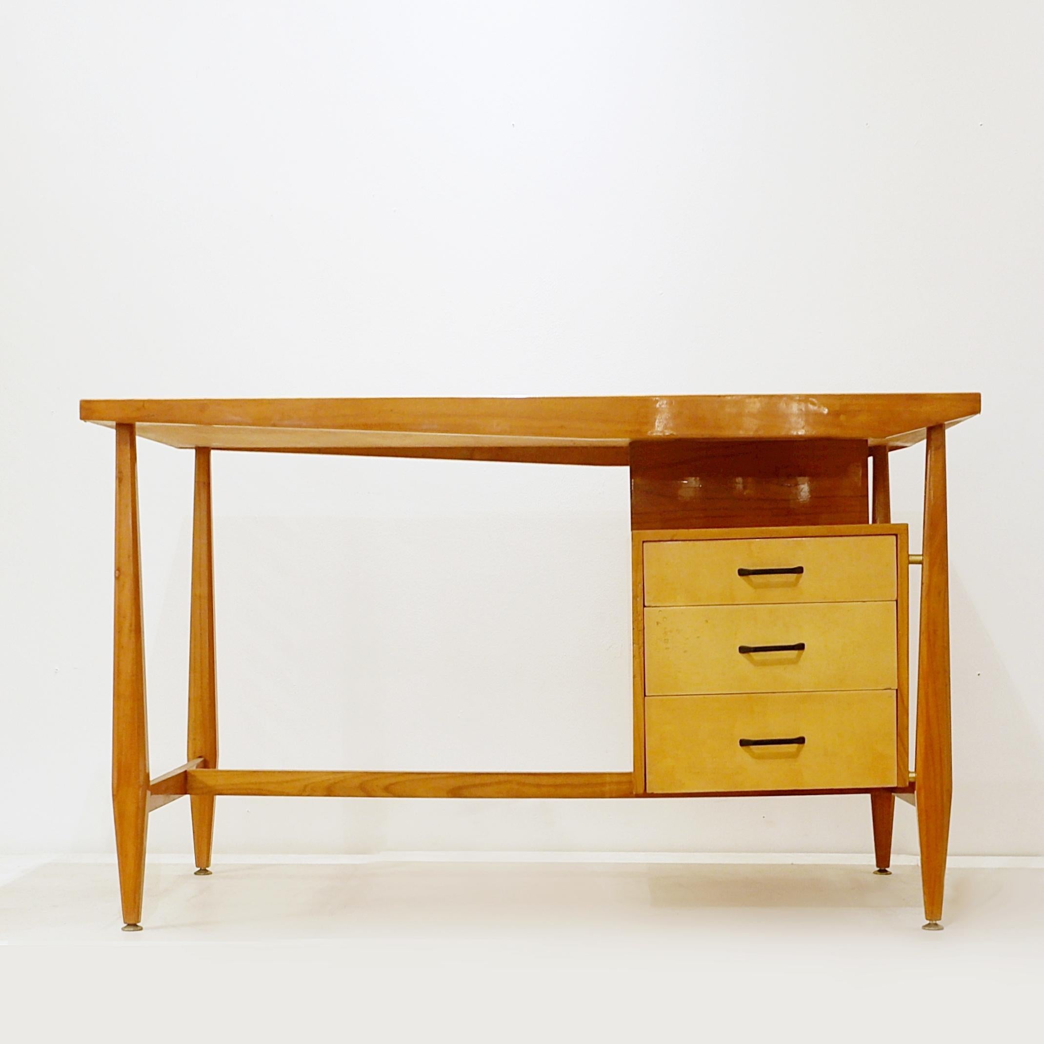 Schreibtisch mit Kommode aus der Jahrhundertmitte, Italien - 1950er Jahre
Abmessungen   D:  61 cm (24.02