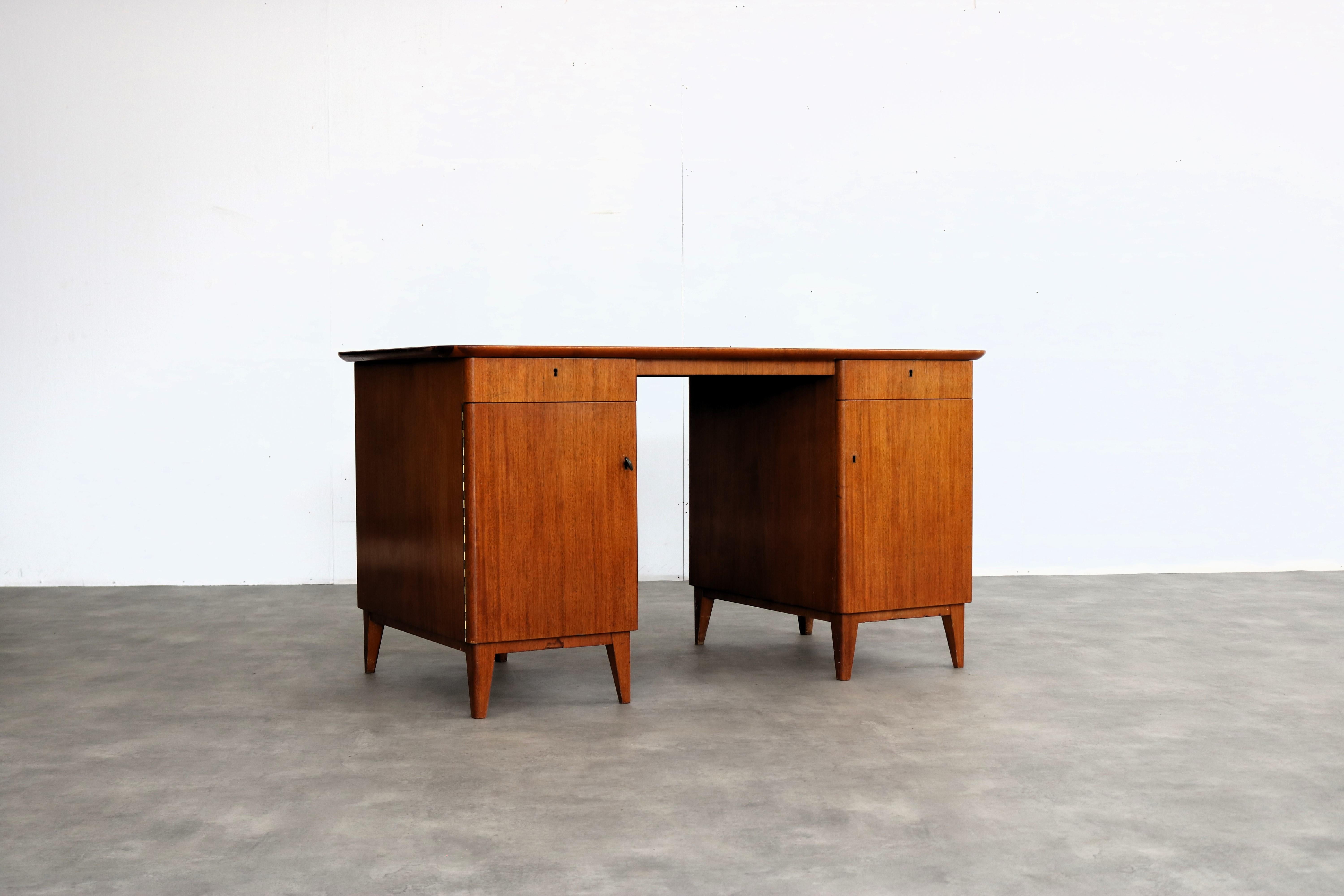 alter Schreibtisch  Arbeitstisch  1950s  Schwedisch

Zeitraum  1950s
Entwurf  unbekannt  Schweden 
Bedingung  gut  leichte Gebrauchsspuren
Größe  75,5 x 140 x 75 (HxBxT) 

Details  Teakholz; 

Artikelnummer  2376