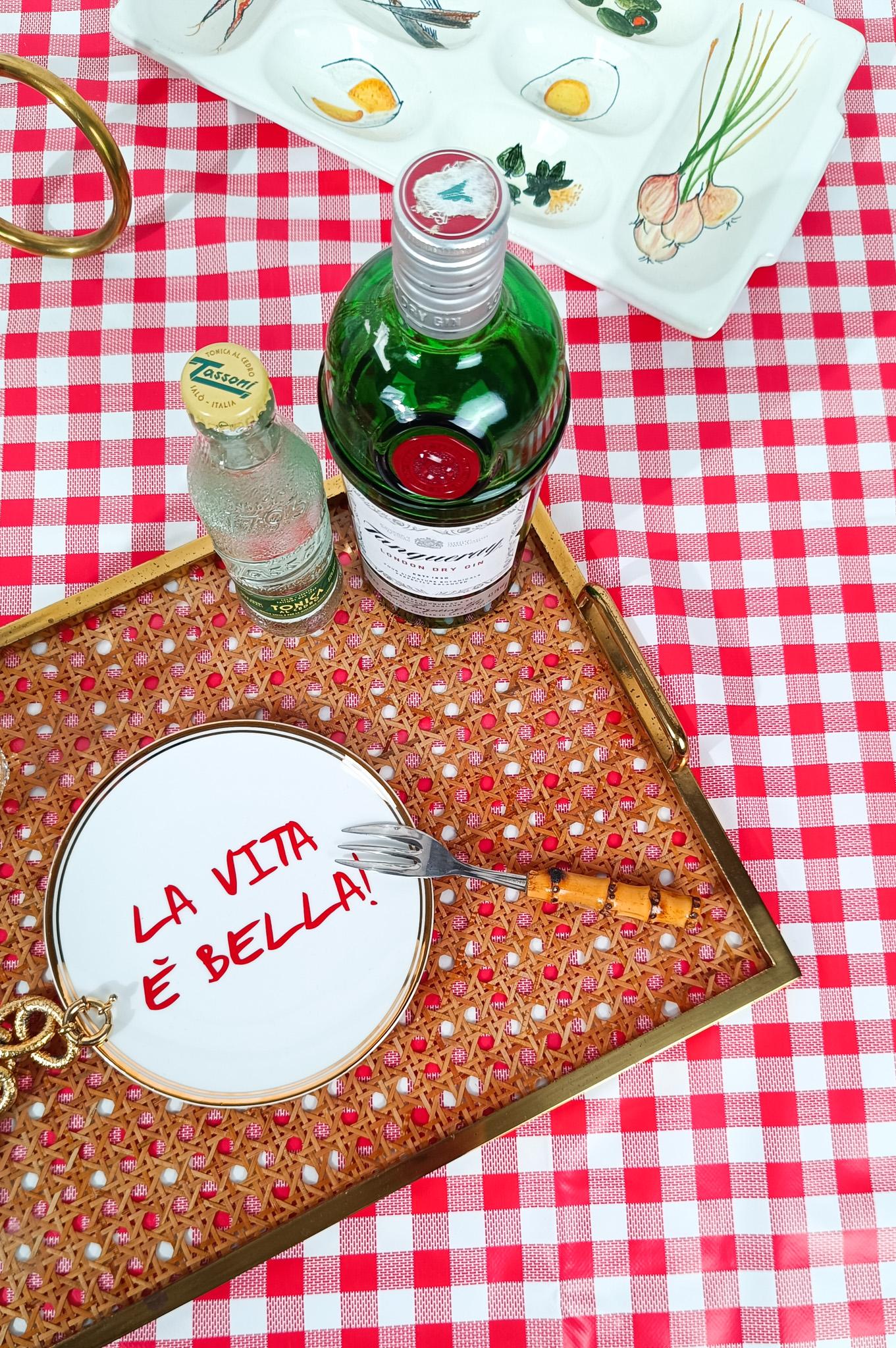 Wir freuen uns, ein sehr dekoratives Vintage-Dessertbesteck zum Verkauf anbieten zu können.

Das Set wurde in Italien hergestellt - die italienische Gravur 