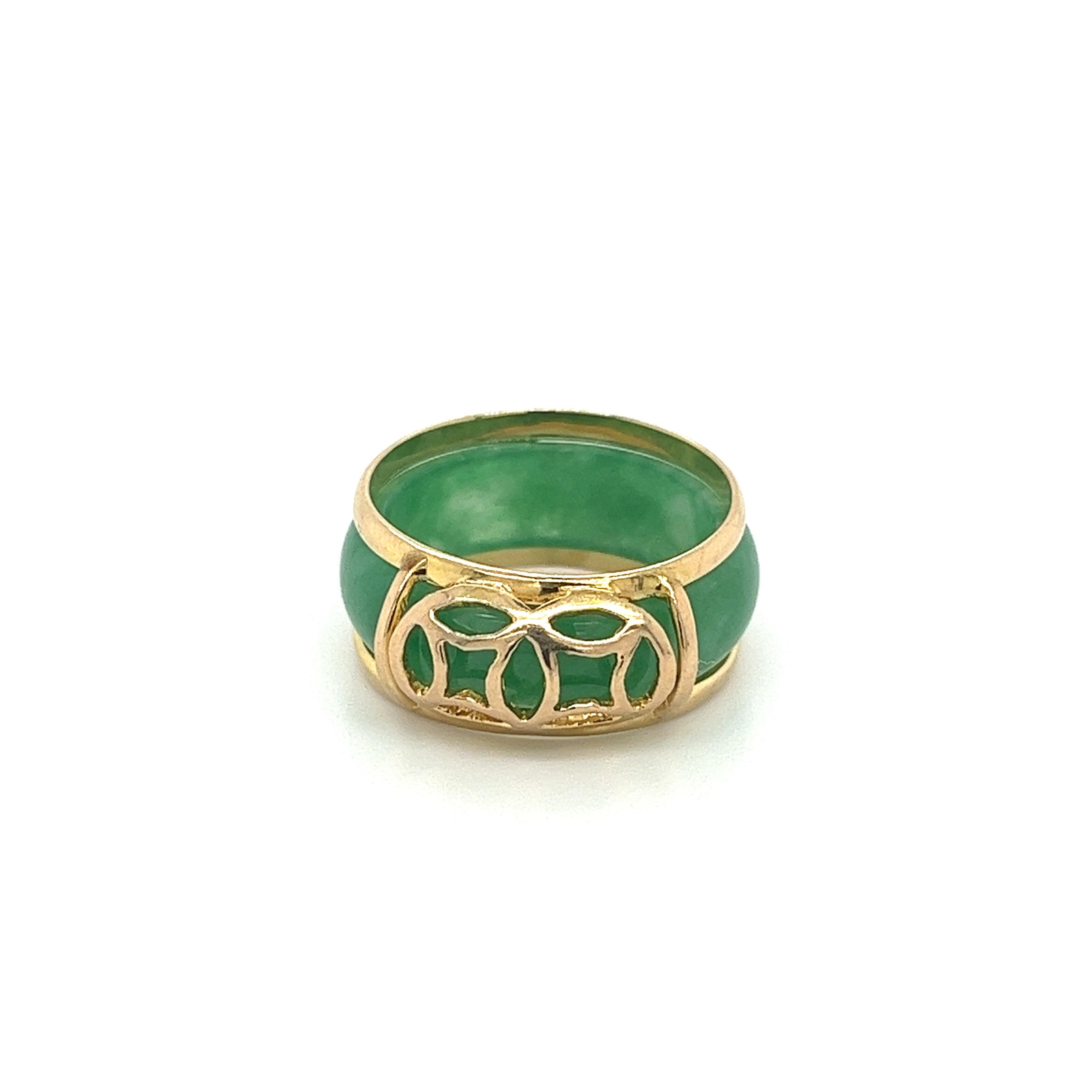 Vintage 14k yellow gold and Jadeite Jade 9mm band pinky ring. This ring features a cabochon cut Jade that freely connects and detaches from a 14k solid yellow gold frame. A unique and flexible piece that's certain to turn heads. 

Details: 
- Metal: