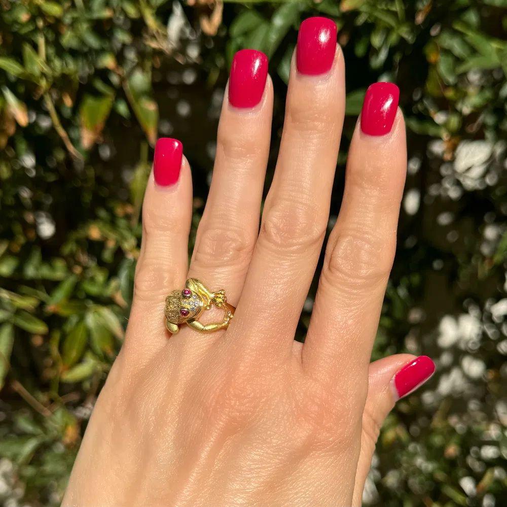 Modernist Vintage Detailed Frog Diamond and Ruby Eyes Gold Ring For Sale