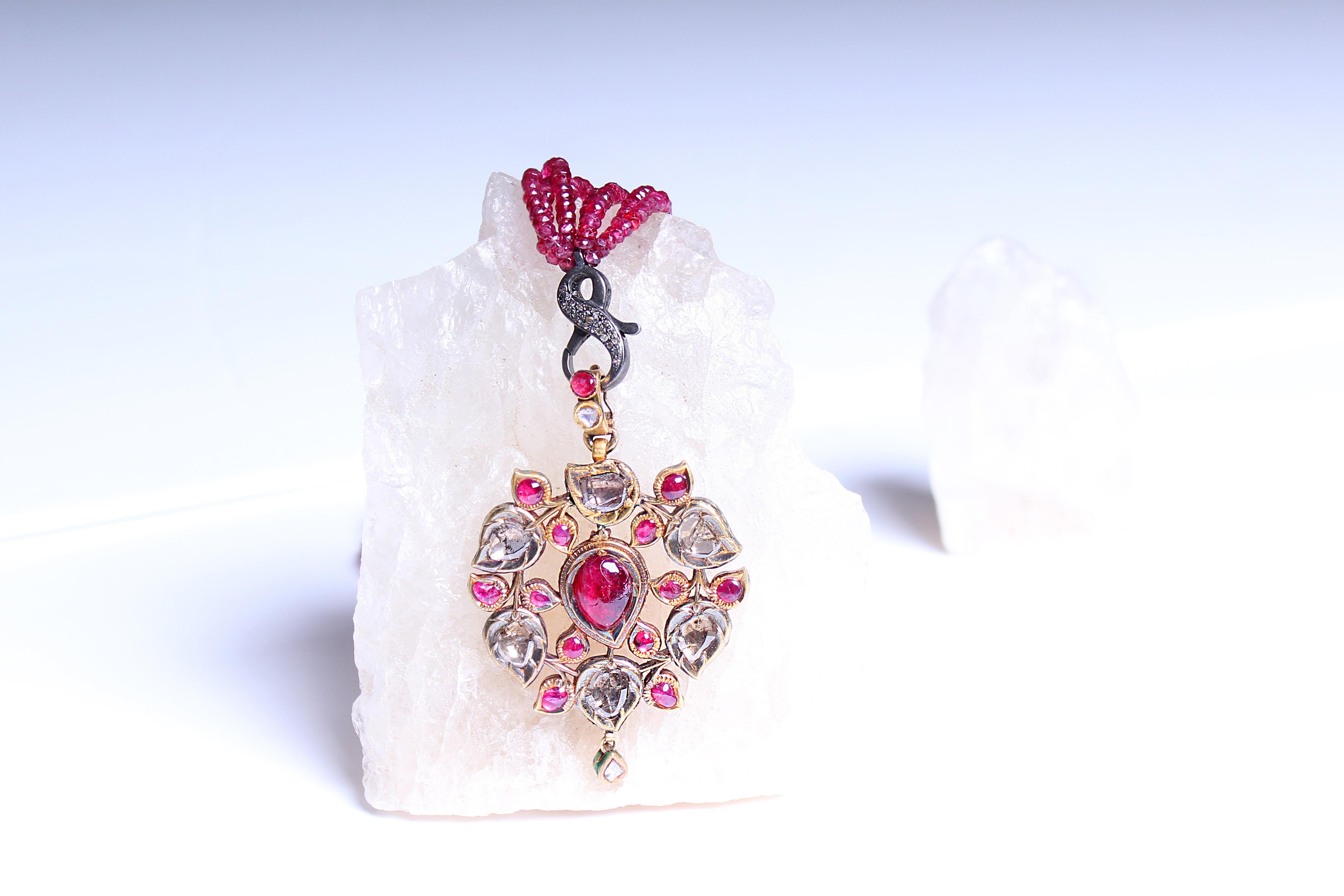 Vintage Detailed Ruby Diamond Gold Pendant In Good Condition For Sale In New York, NY