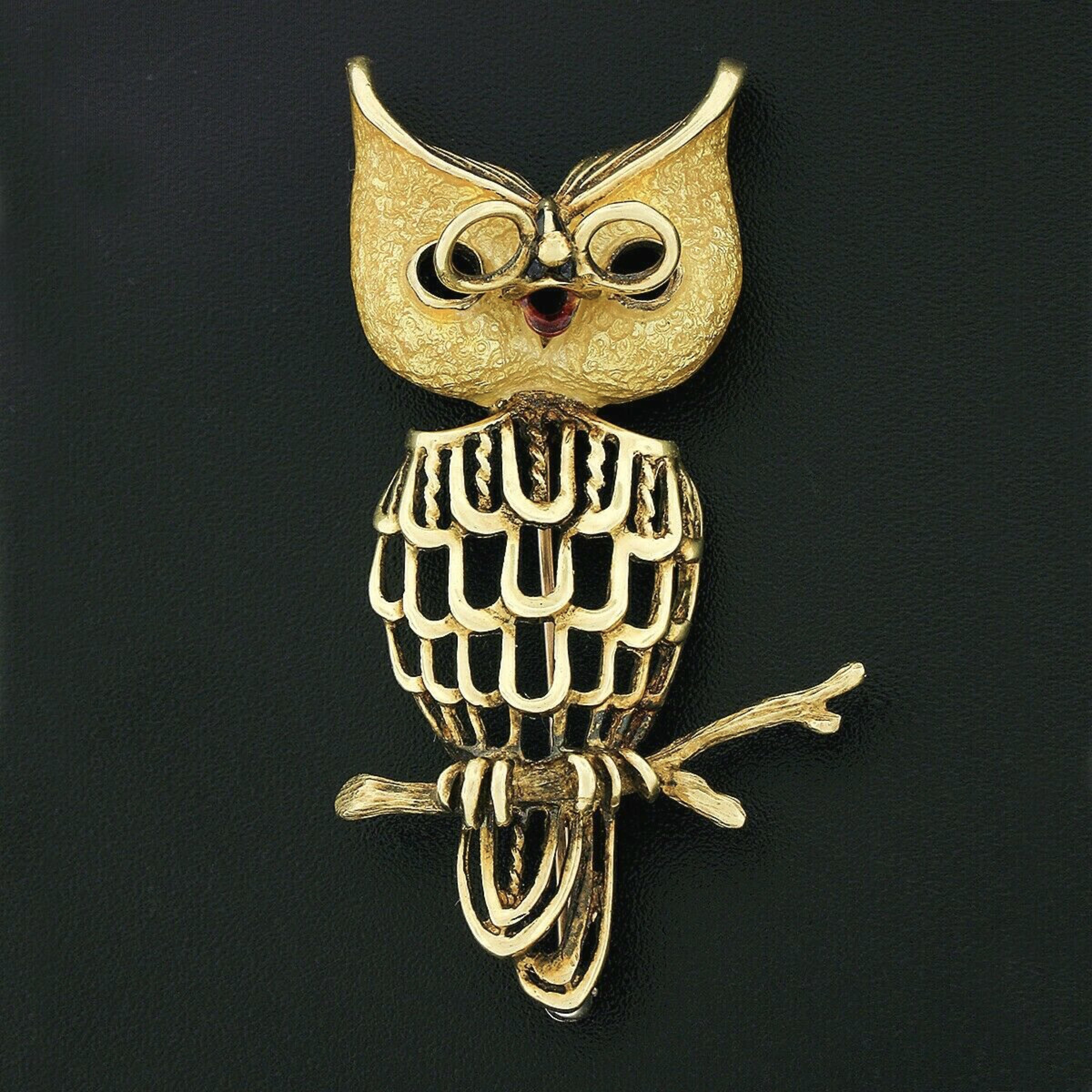 This beautiful vintage pin brooch was crafted from solid 18k yellow gold and features an incredibly detailed owl on a branch open work design adorned with lovely enamel throughout its head. The magnificent detail gives this piece its wonderful