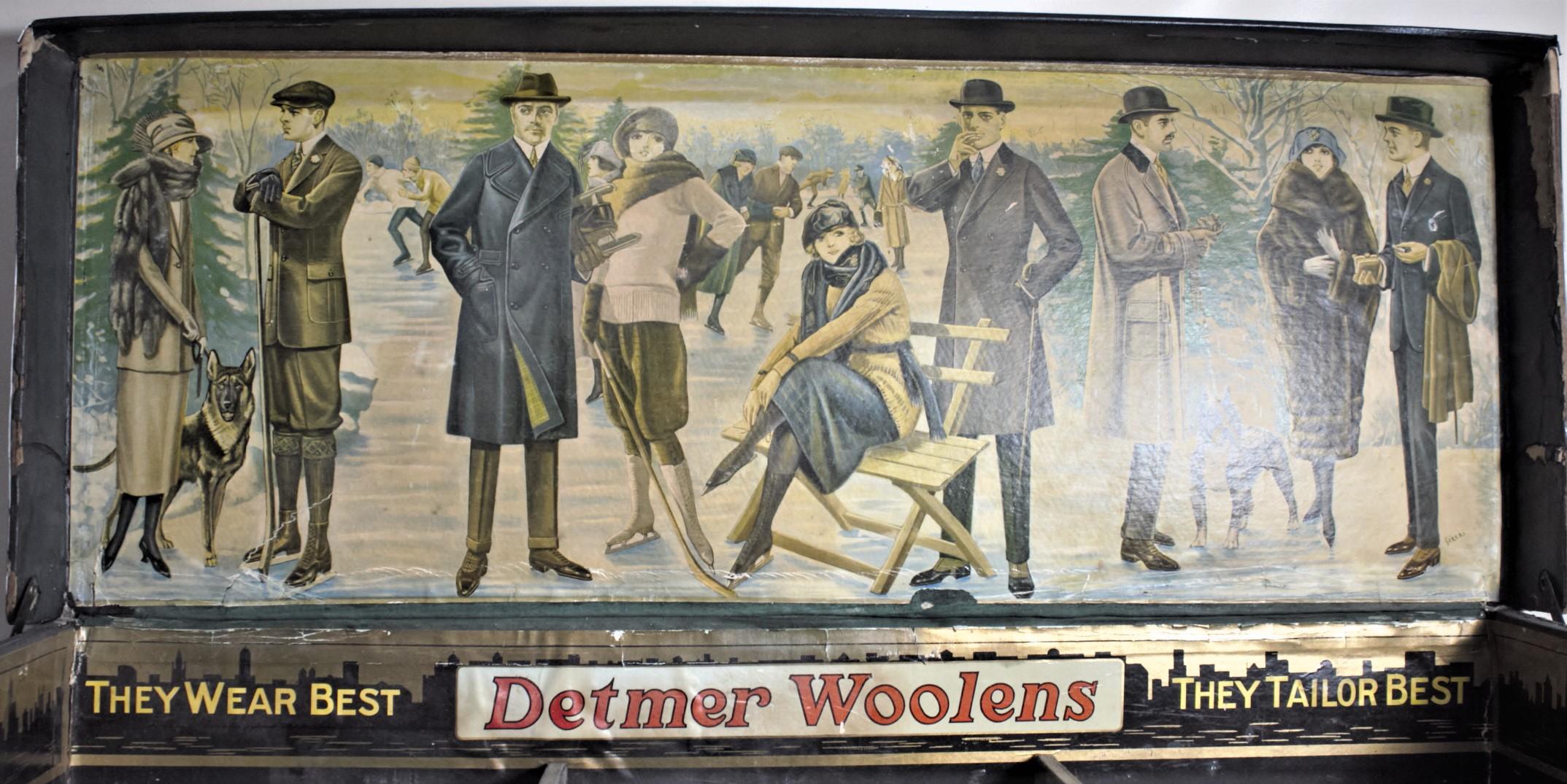 Diese Werbedisplaybox wurde um 1945 für die Detmer Woolens Company of the United States hergestellt. Diese Kiste wurde entweder an verschiedene Bekleidungsgeschäfte geschickt oder von deren Verkaufspersonal mitgenommen, um für ihre Wollprodukte zu