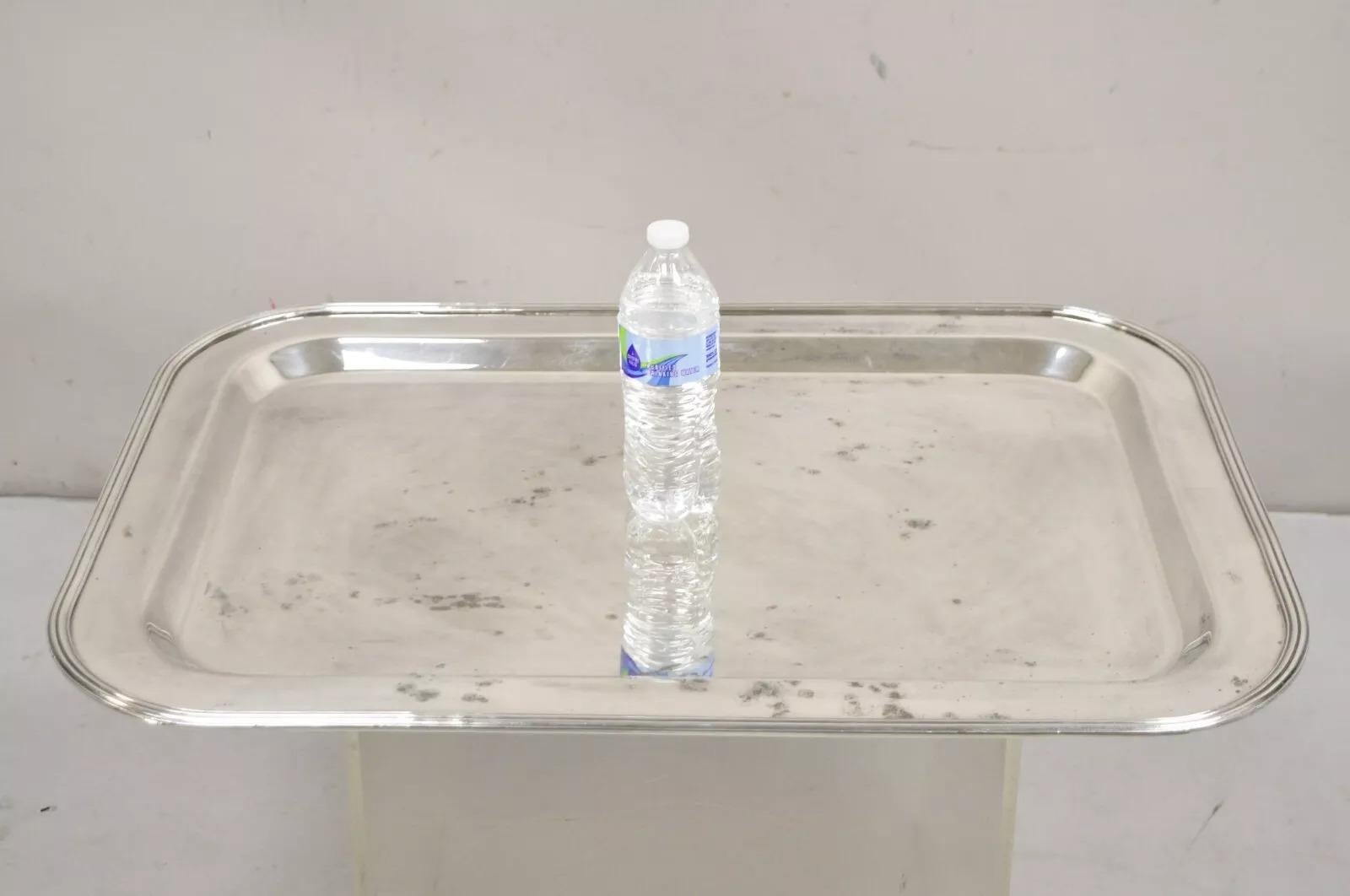 Bandeja de servicio chapada en plata de la Regencia inglesa grande Vintage Devon Argentina. El artículo tiene las esquinas redondeadas, un borde en relieve con bandas, está elevado sobre patas de bollo y pesa aproximadamente 15 lbs. Mediados del