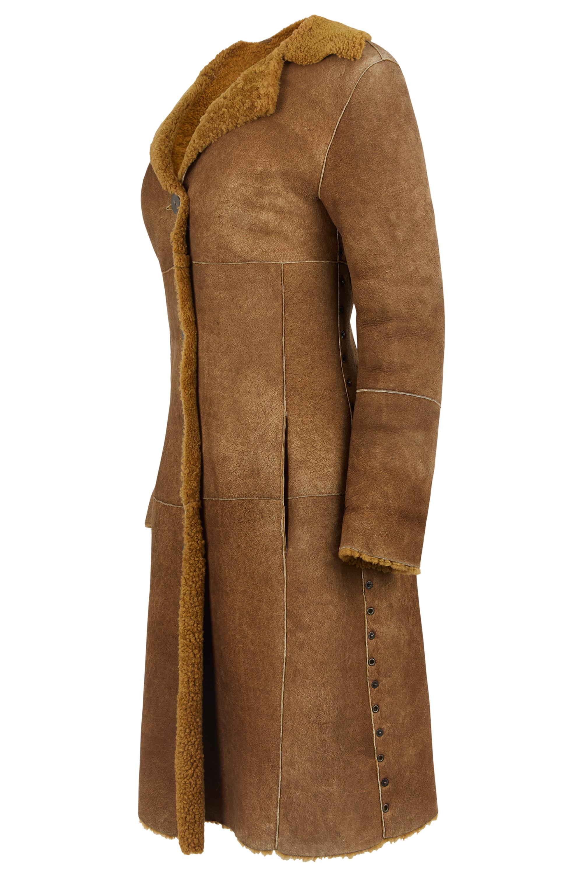 Vintage  Manteau en shearling marron D&G F/W 2002. Fabrice se compose d'un tissu en cuir marron usé, d'une doublure en shearling, de détails cloutés le long des manches et des hanches, de deux poches latérales et d'une fermeture par boutons sur le