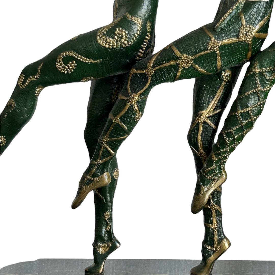 Jahrgang D.H. Chiparus Art Deco Bronze/PorzellanLes Girls Skulptur Marmorsockel im Zustand „Gut“ im Angebot in Naples, FL