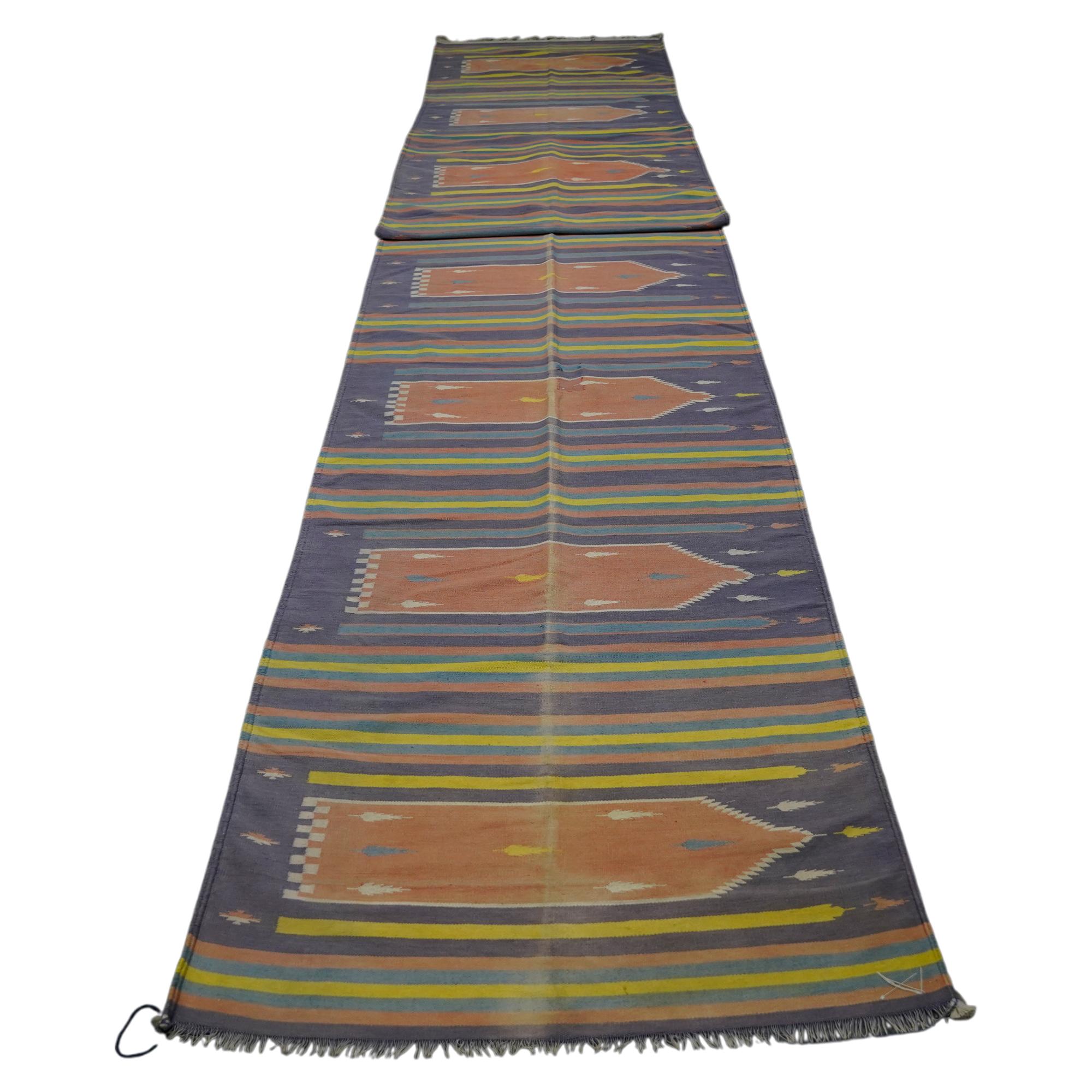 Questo tappeto Dhurrie vintage 3x22 e il runner extra-lungo sono una nuova ed entusiasmante selezione dell'ultima acquisizione di Rug & Kilim di rari ed esemplari tessuti piatti di metà secolo dello stesso stile, realizzati in cotone in India