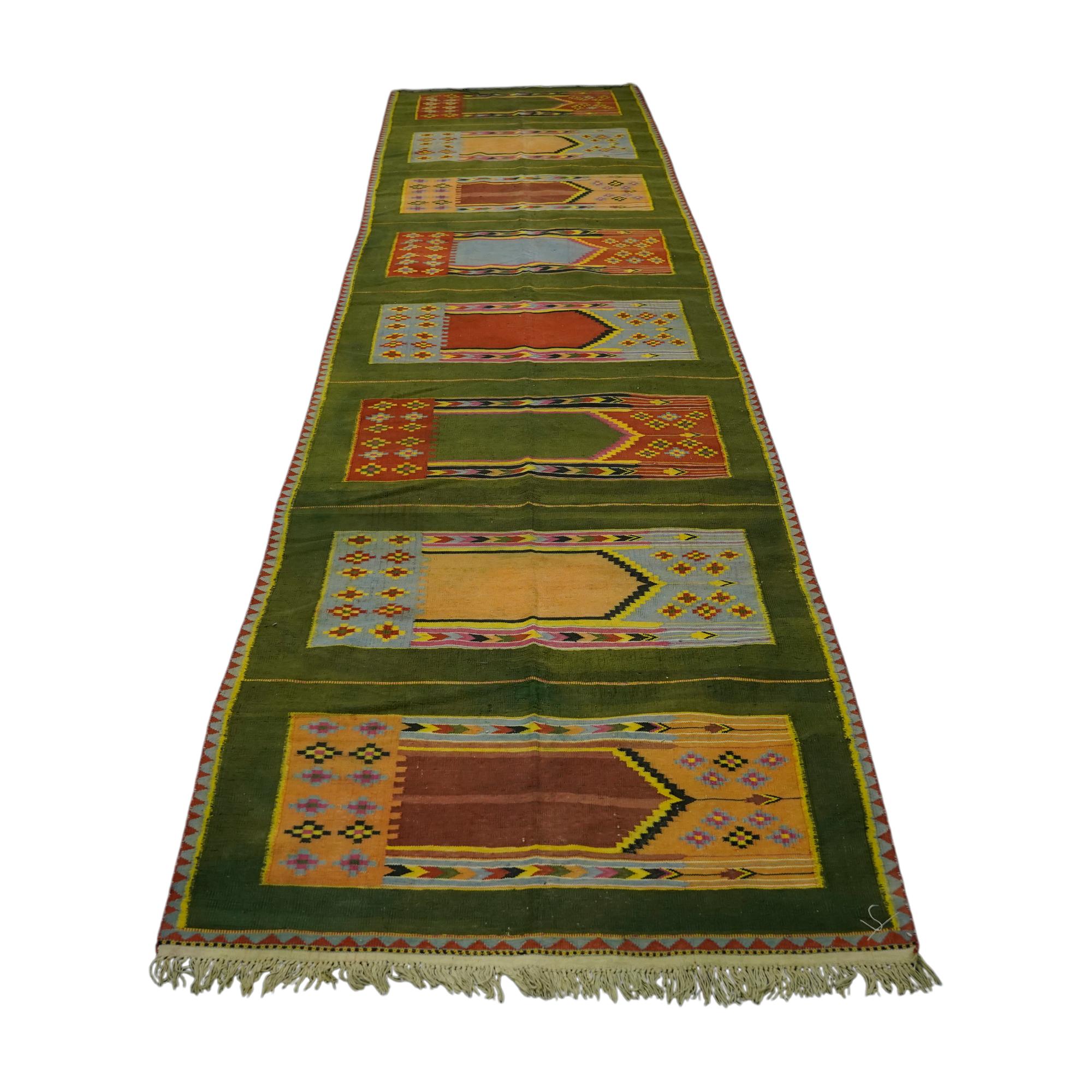 Questo tappeto vintage Dhurrie 4x15 è una nuova ed entusiasmante selezione dell'ultima acquisizione di Rug & Kilim di rari ed esemplari tappeti piatti di metà secolo dello stesso stile, tessuti a mano in cotone in India intorno al 1950-1960. 

Sul