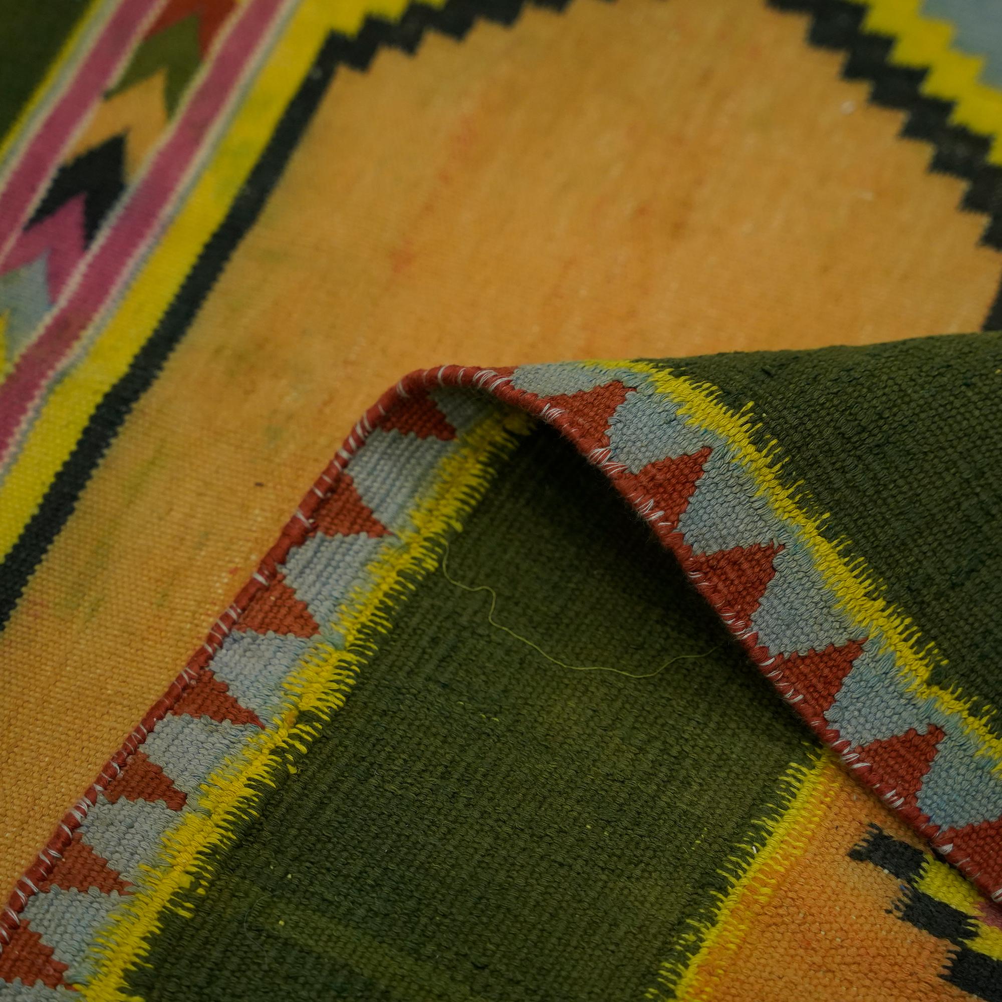 Tappeto vintage Dhurrie Extra-Long Geometric Runner Rug in Greene & Greene  Rug & Kilim In condizioni buone in vendita a Long Island City, NY
